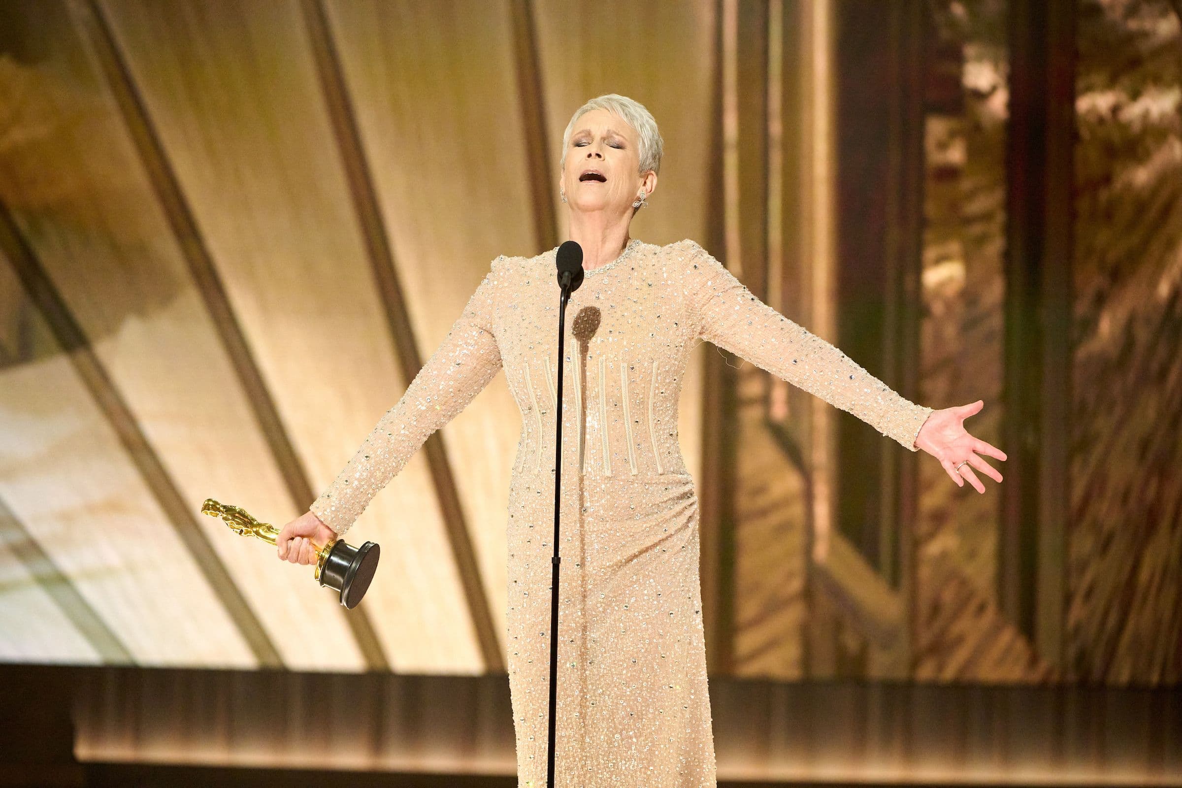 Jamie Lee Curtis celebra su Oscar 2023 a la Mejor Actriz de reparto por 'Todo a la vez en todas partes'
