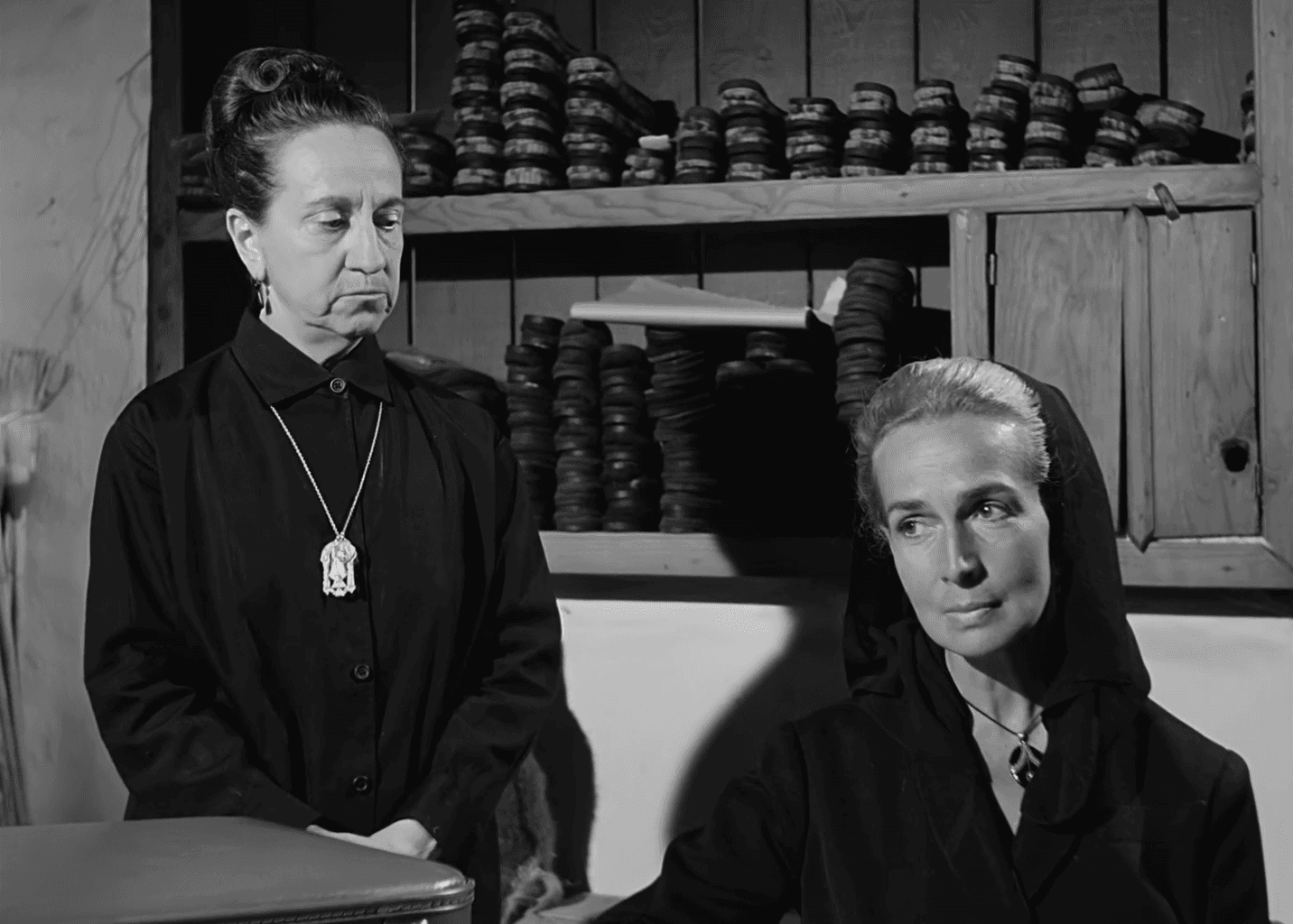 Las actrices Julia Caba Alba y Maruchi Fresno, en un fotograma de la película 'El camino', de Ana Mariscal