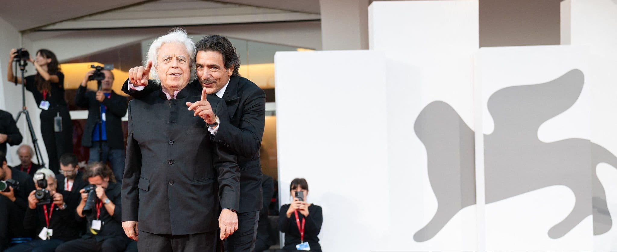 El actor Adriano Giannini y el director Marco Bechis posan en la alfombra roja de 'Retorno a Buenos Aires' durante la Mostra de Venecia 2026, en septiembre de 2026
