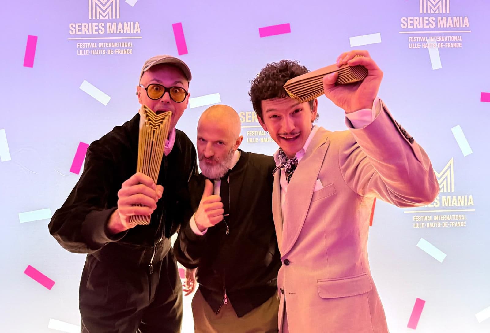 El guionista polaco Karol Klementewicz y el actor Ignacy Liss celebran los dos premios conseguido con 'Proud' en Series Mania 2026