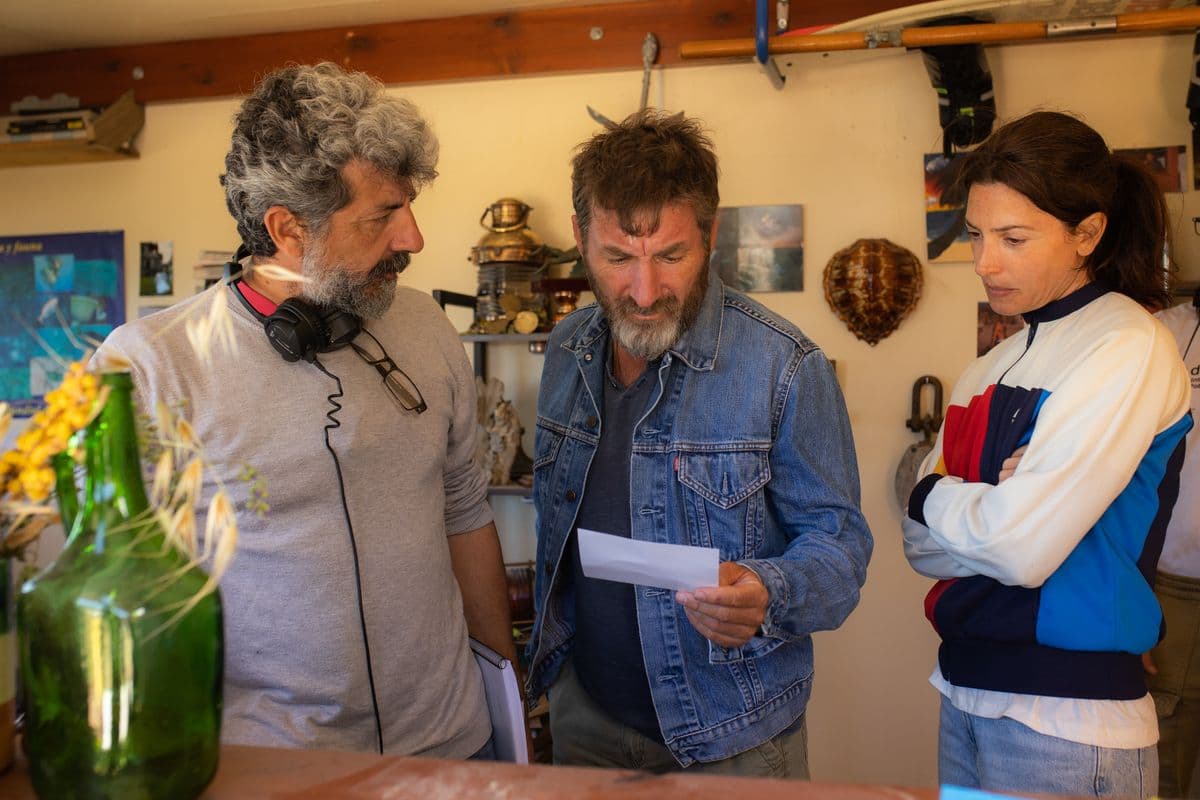 Alberto Rodríguez, Antonio de la Torre y Bárbara Lennie durante el rodaje de 'Los tigres'