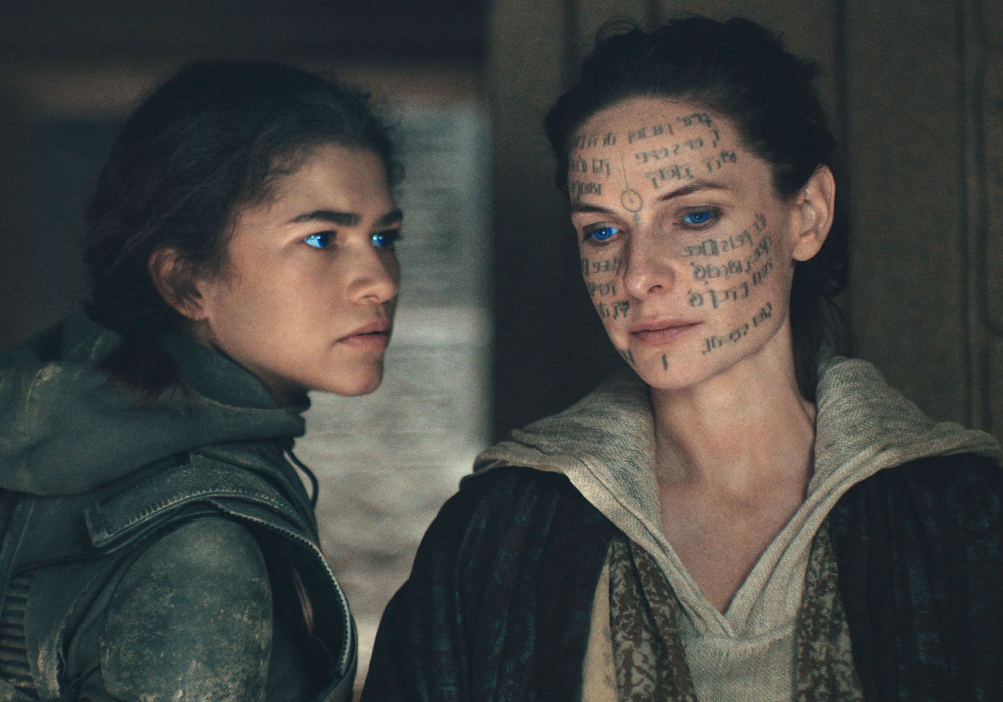 Fotografía promocional de la película 'Dune. Parte dos', con Zendaya y Rebecca Ferguson