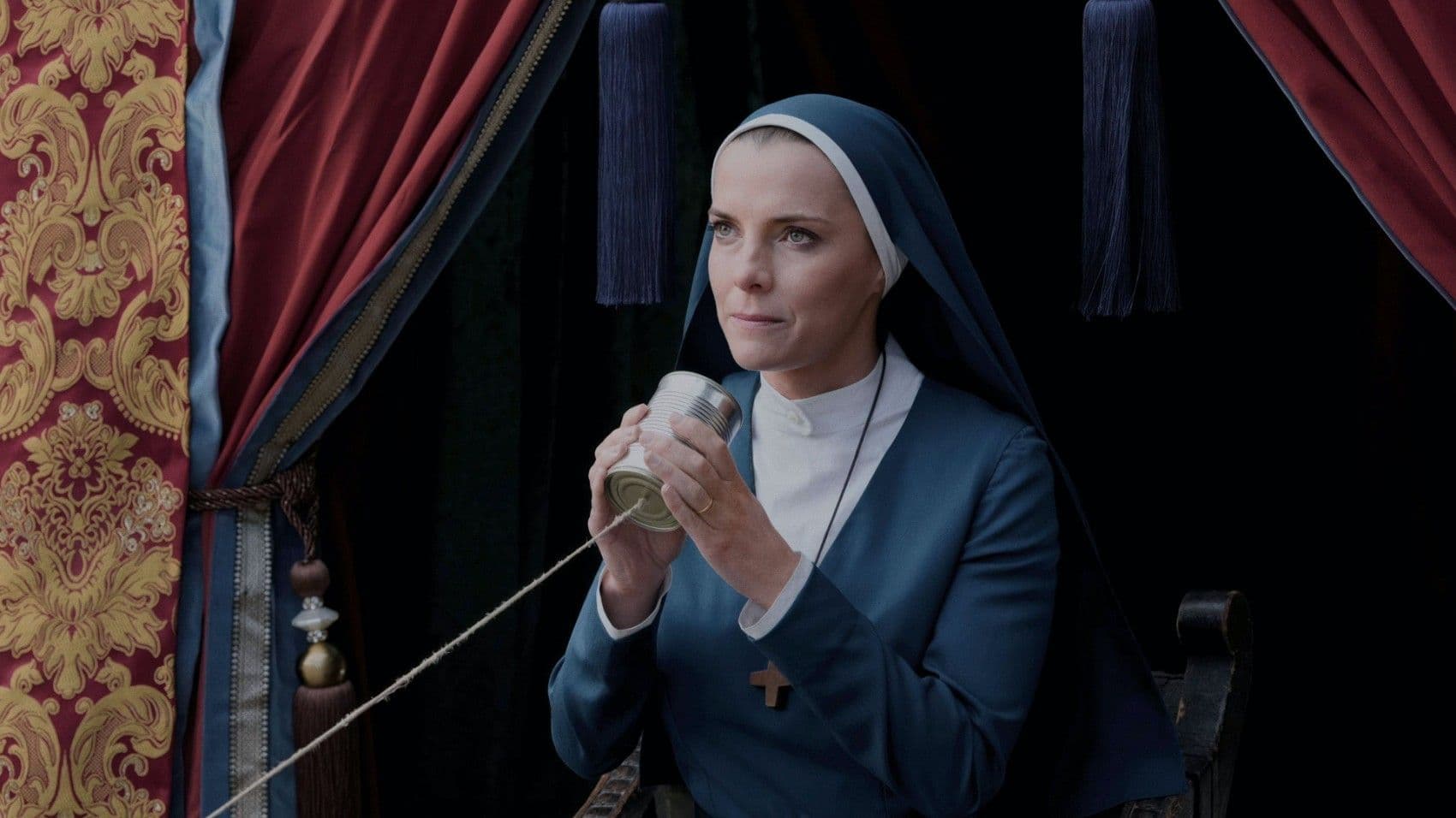Fotograma de la serie 'Mrs. Davis' con Betty Gilpin.