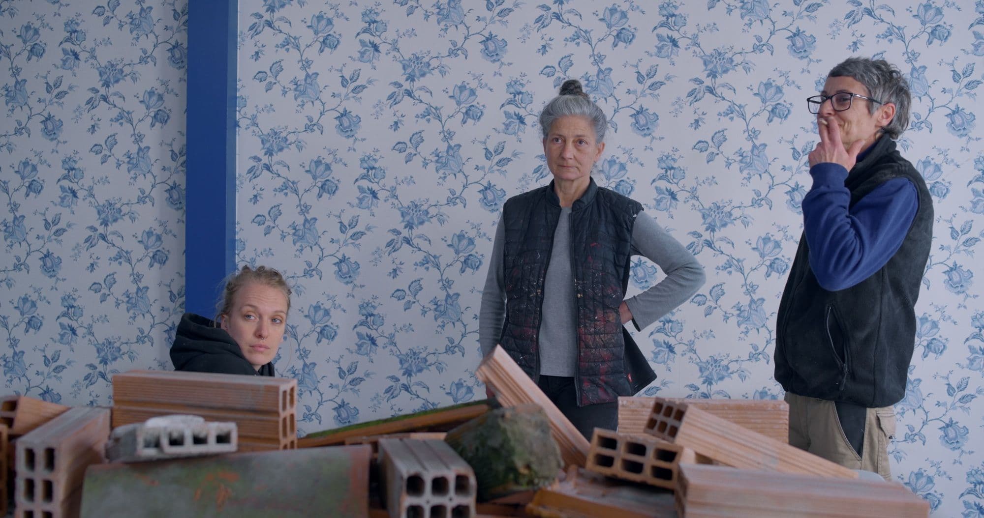 Fotograma promocional de 'Llámame Sinsorga', de Paula Iglesias y Marta Gómez