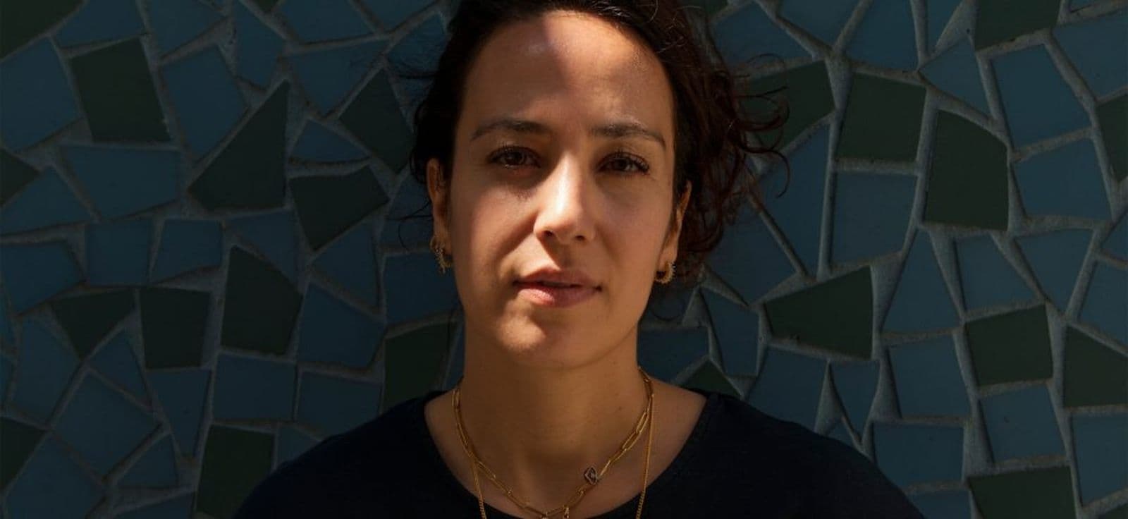 Posado de Nora El Hourch, directora de 'HLM Pussy', inspirada por su propia vida