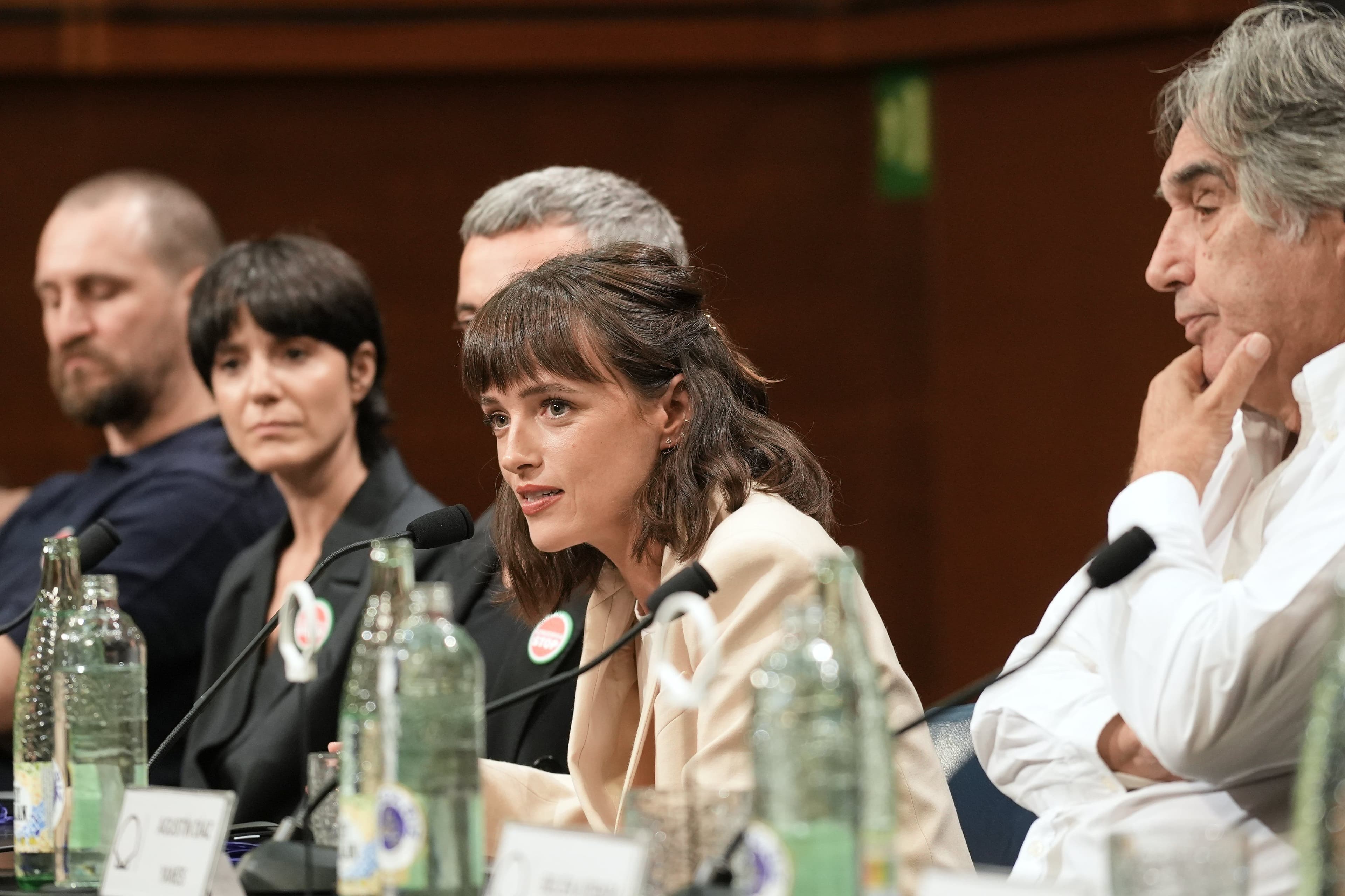 La actriz Susana Abaitua interviene en la rueda de prensa de 'Un fantasma en la batalla' rodeada por el equipo de la película