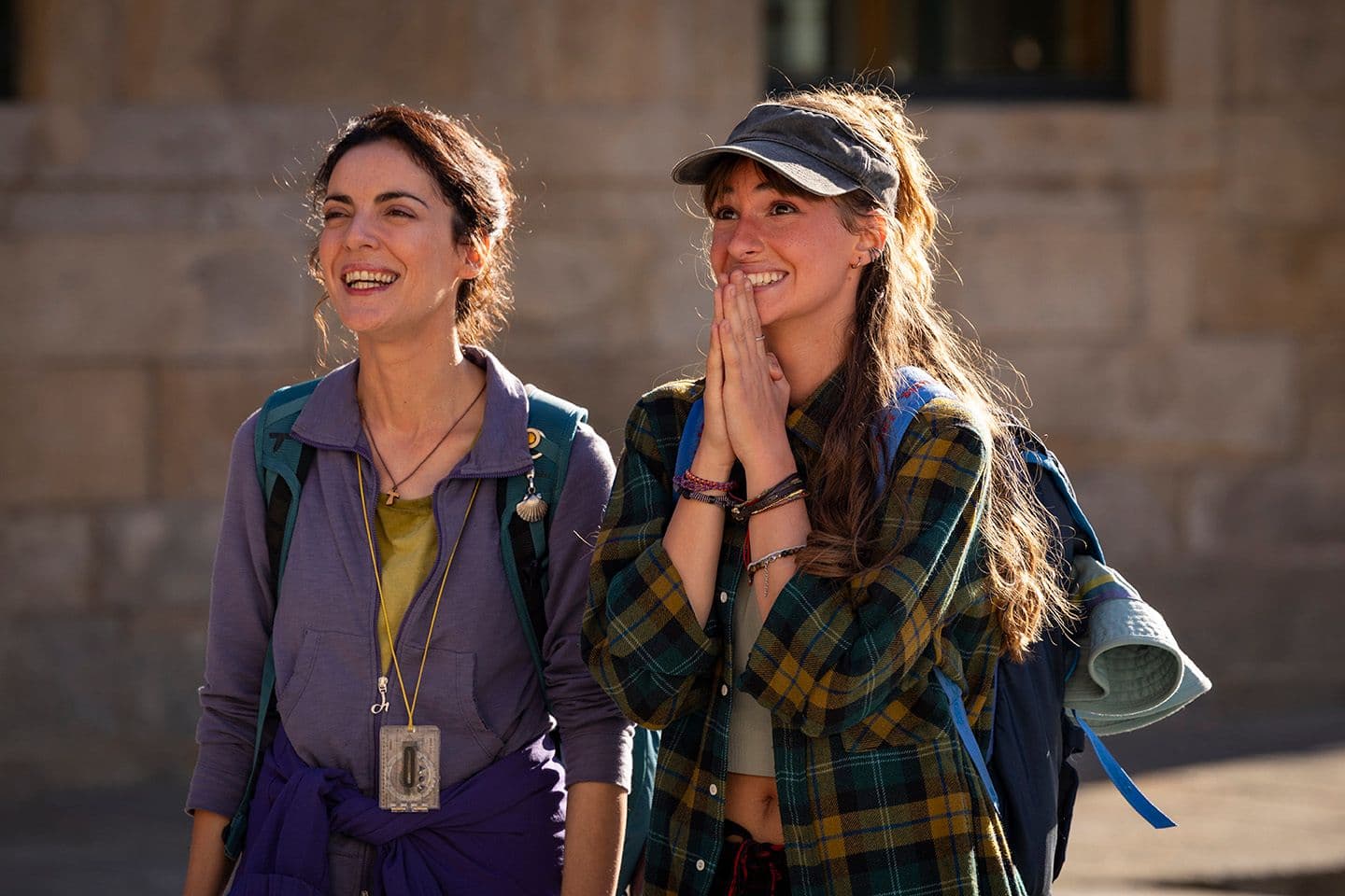 Beatriz Arjona y Letizia Arnò, en un fotograma promocional de 'Buen camino', dirigida por Gennaro Nunziante