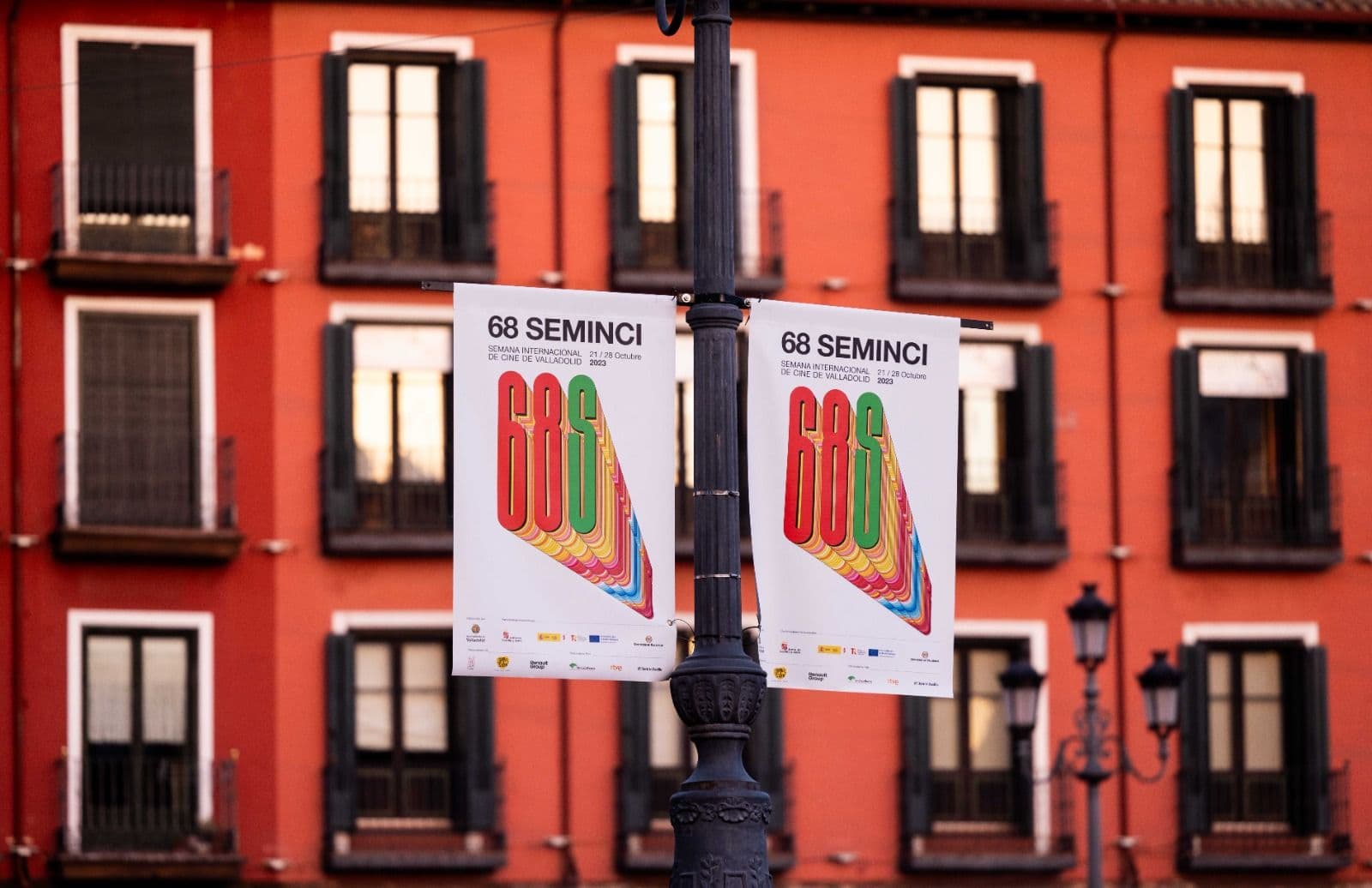 Banderolas de la edición número 68 de la Seminci en una calle de Valladolid