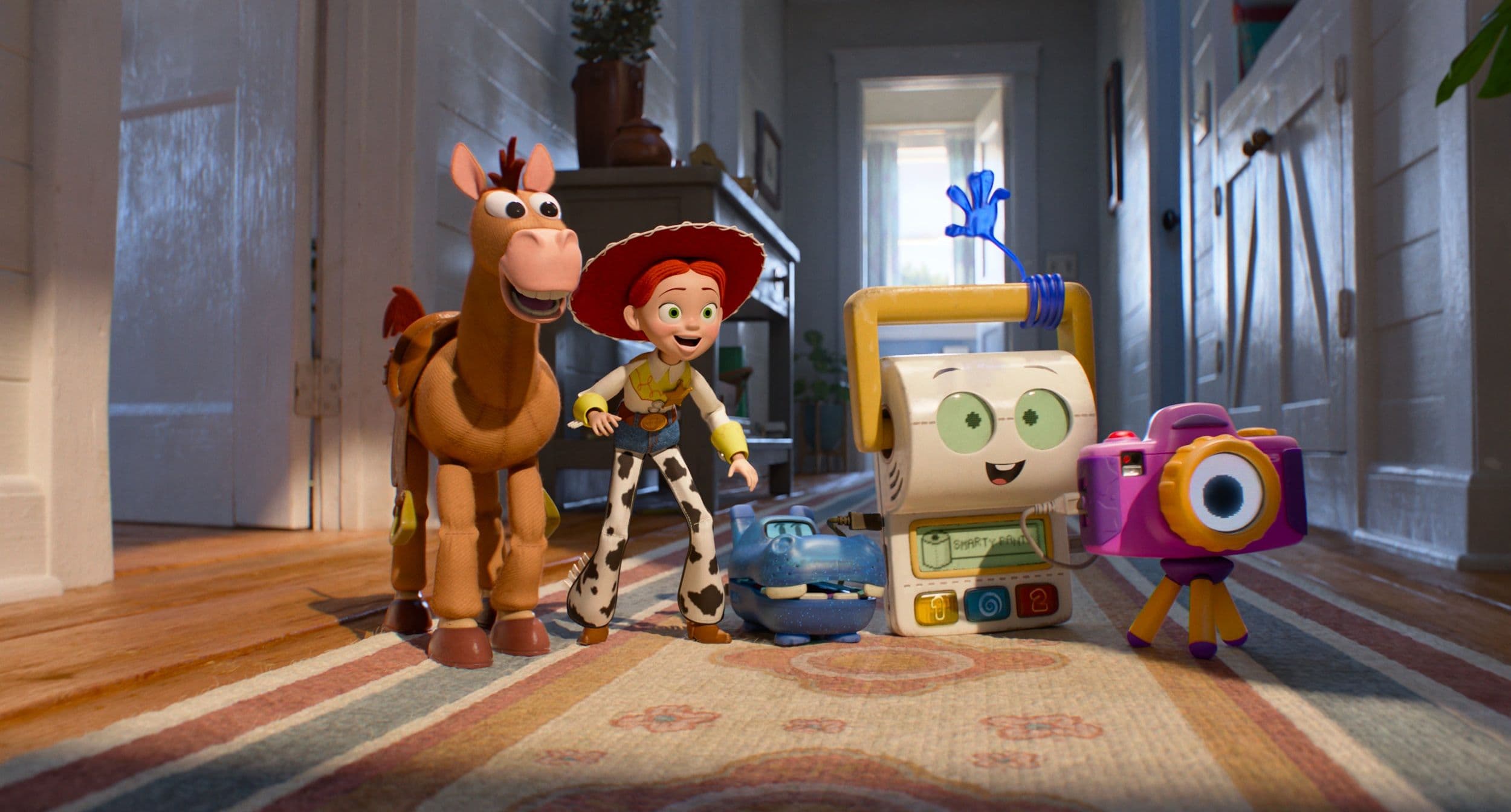 Los personajes Bullseye, Jessie, Atlas, Smarty Pants y Snappy reaccionan sorprendidos en un fotograma de 'Toy Story 5'