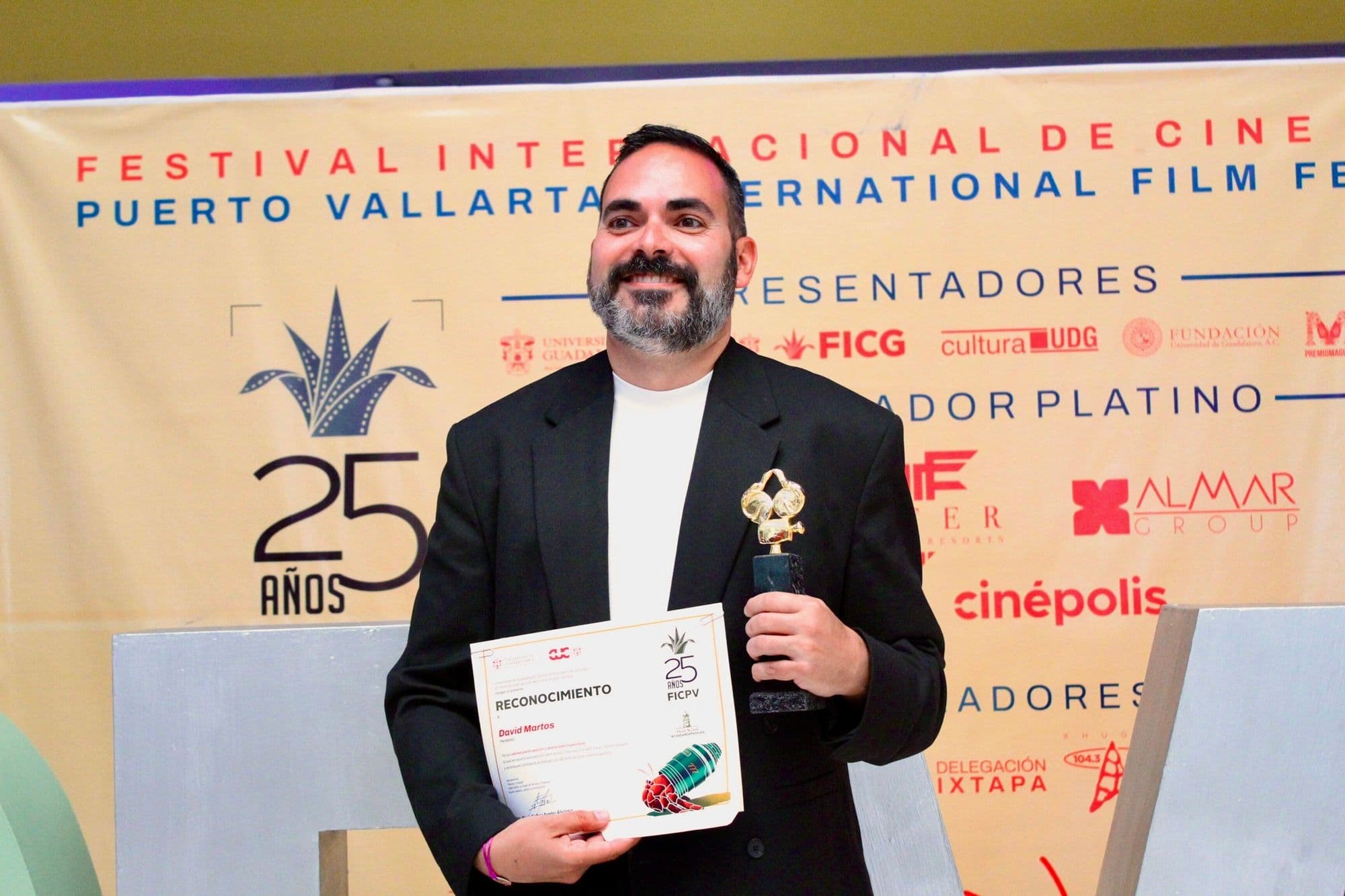 David Martos posa con la Iguana de Oro del Festival Internacional de Cine de Puerto Vallarta