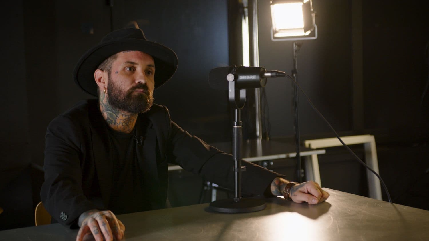 Fotograma del primer episodio de '¿No seré yo una obra de arte?', con Abel Azcona como invitado