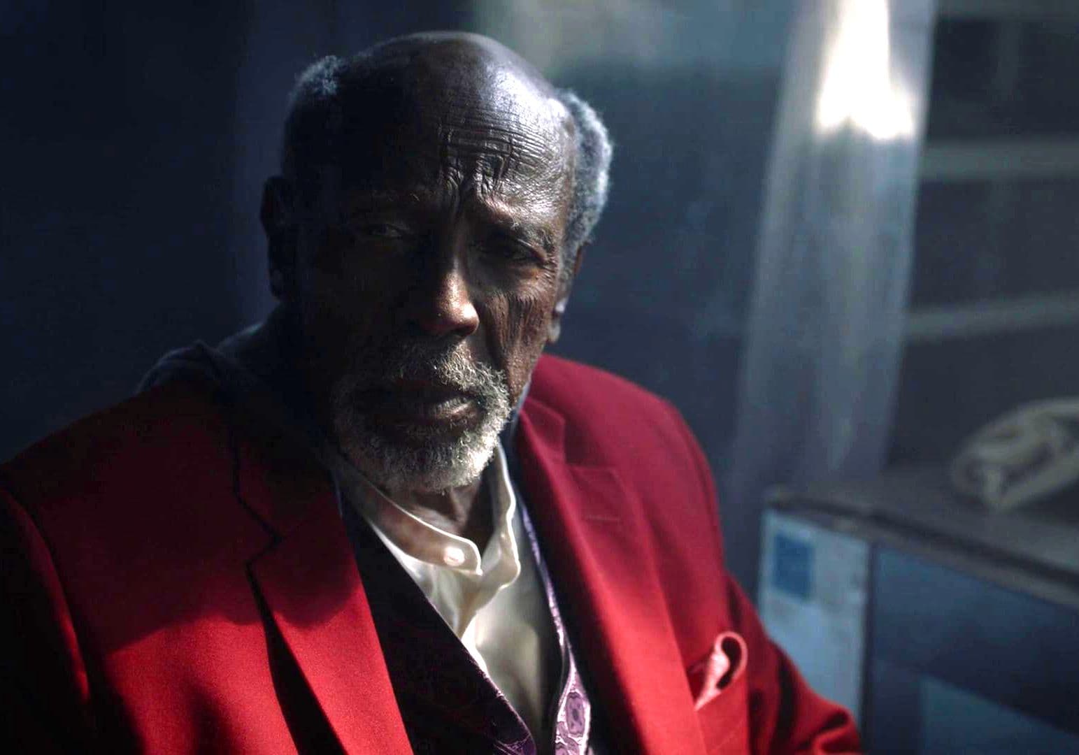 Fotograma de la serie 'Watchmen', con Louis Gossett Jr.