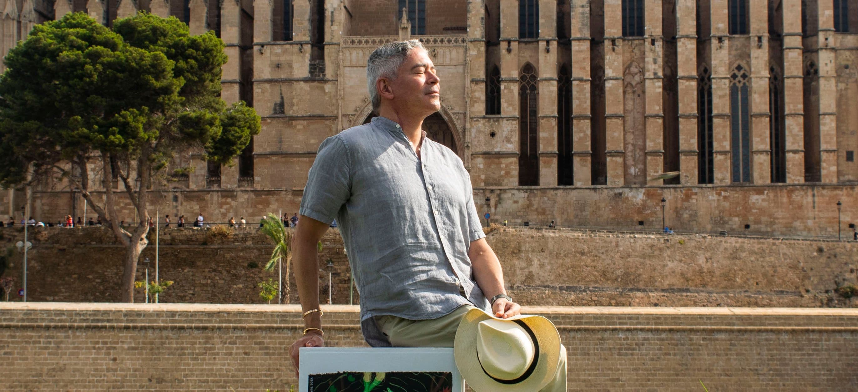El escritor y presentador Boris Izaguirre, ante la catedral de Palma en el Atlàntida Mallorca Film Fest