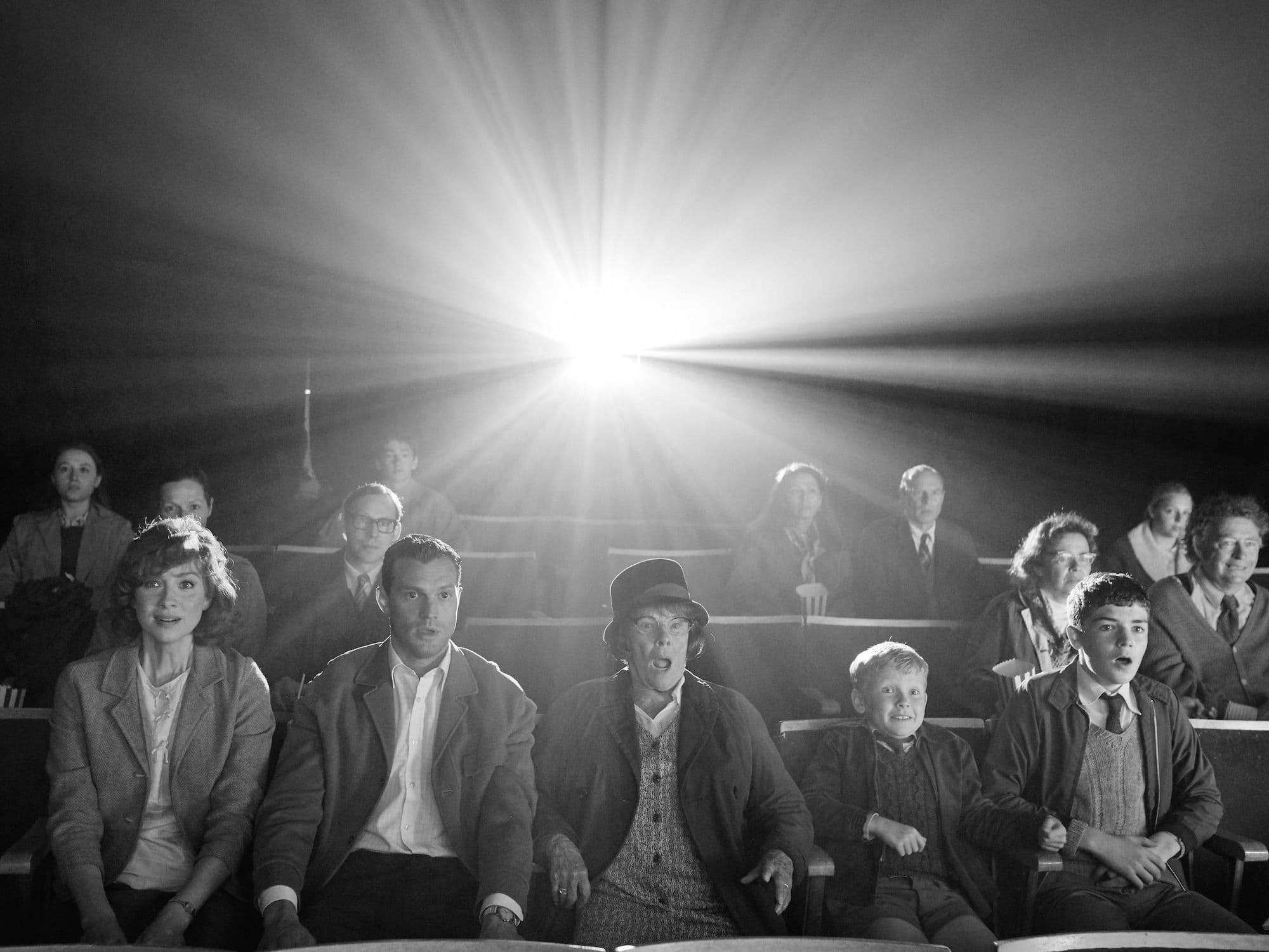 Fotograma de la película 'Belfast', de Kenneth Branagh, con la familia protagonista en primer plano