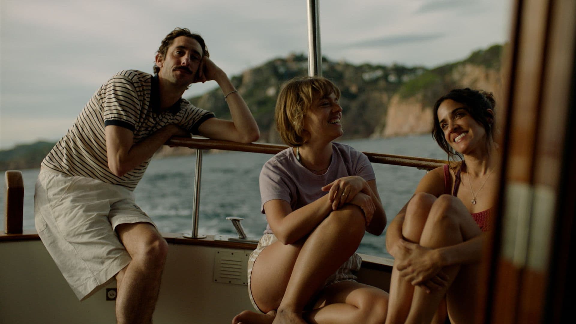 Enric Auquer, María Rodríguez Soto y Macarena García en un fotograma promocional de 'Casa en llamas', de Dani de la Orden