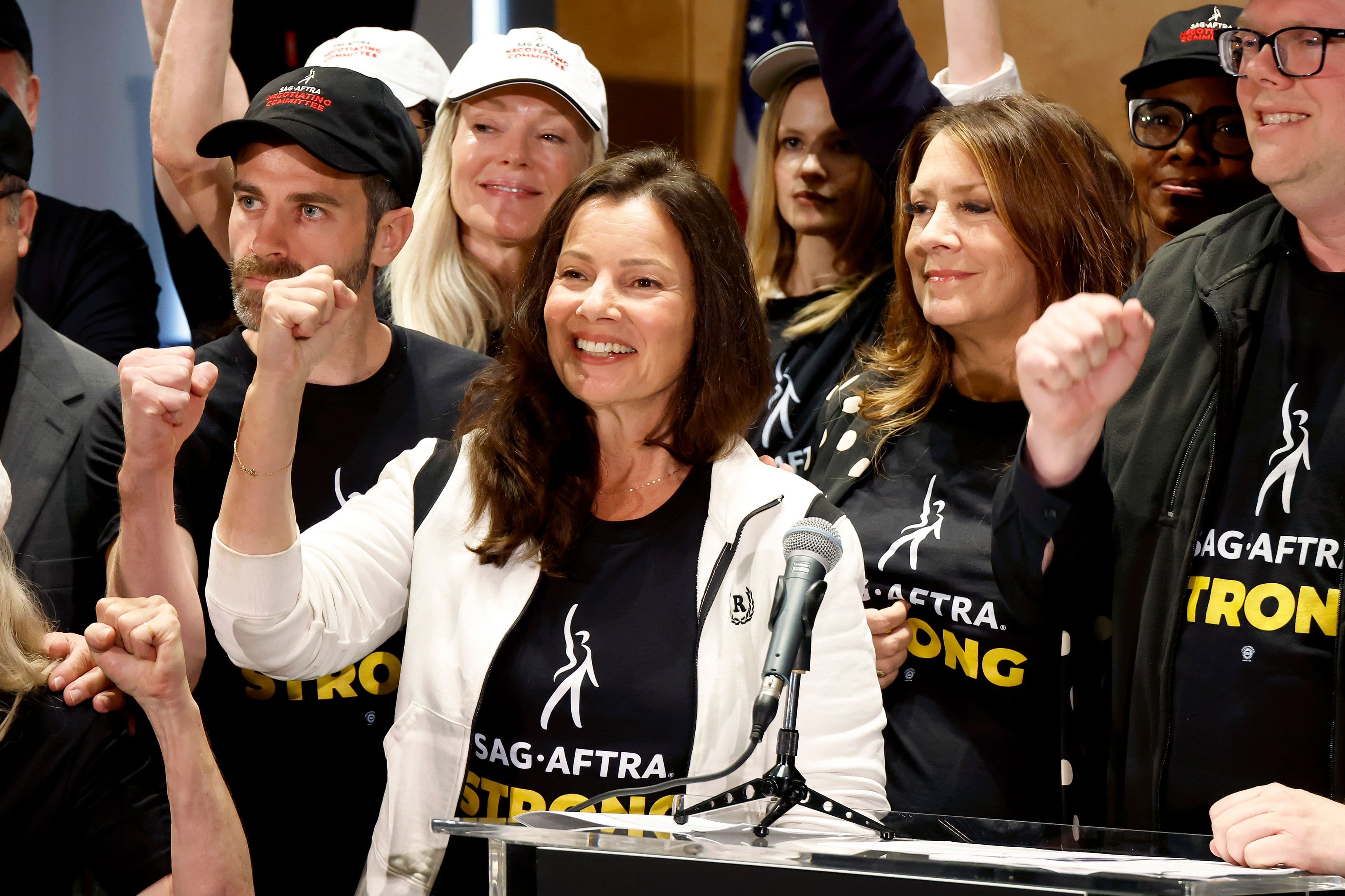 La presidenta del sindicato SAG-AFTRA, la actriz Fran Drescher, sonríe tras anunciar la huelga de actores y actrices de Hollywood