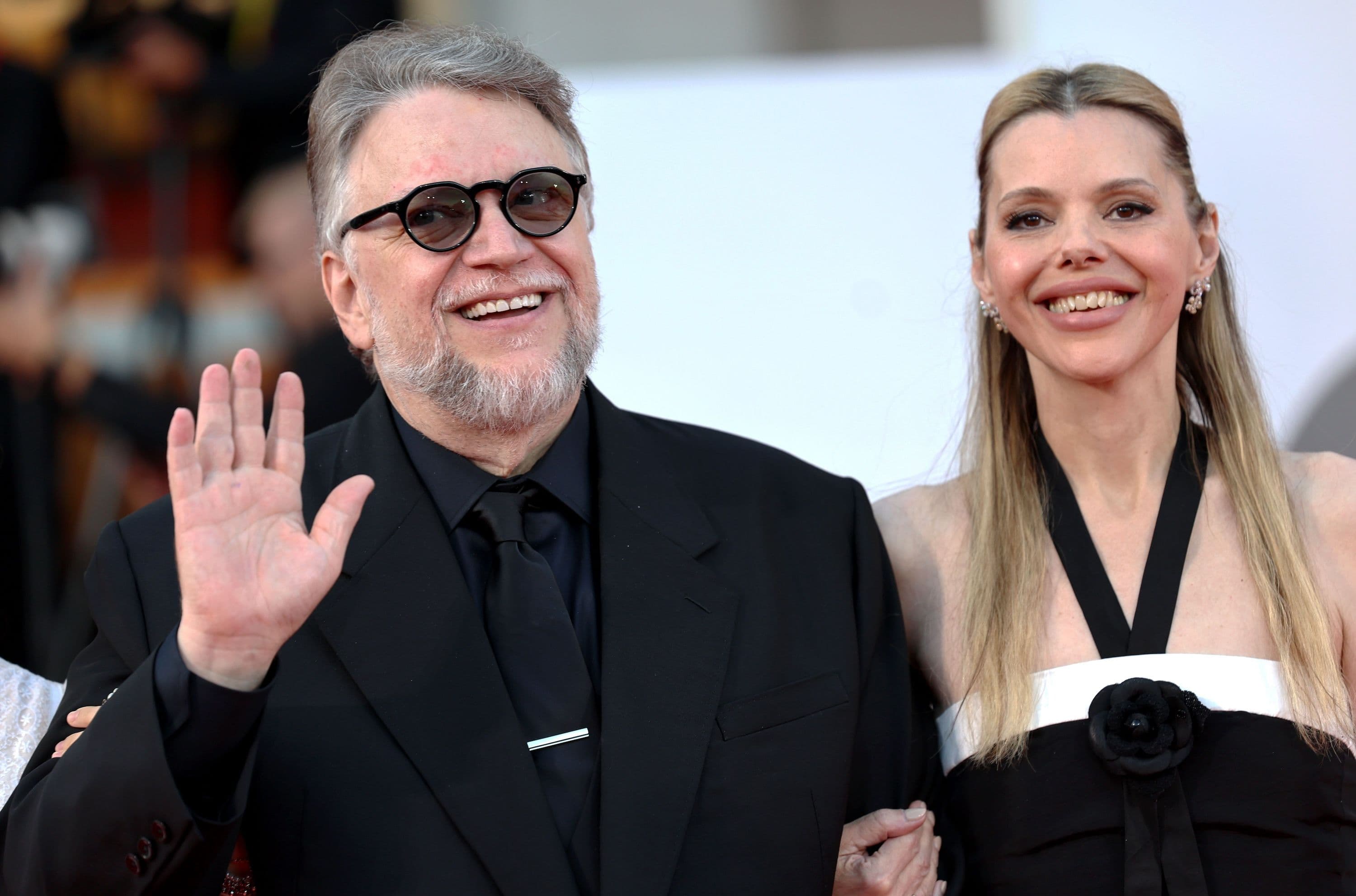 El director Guillermo del Toro y su pareja, la periodista Kim Morgan, en la alfombra roja de 'Frankenstein' durante el Festival de Venecia 2025