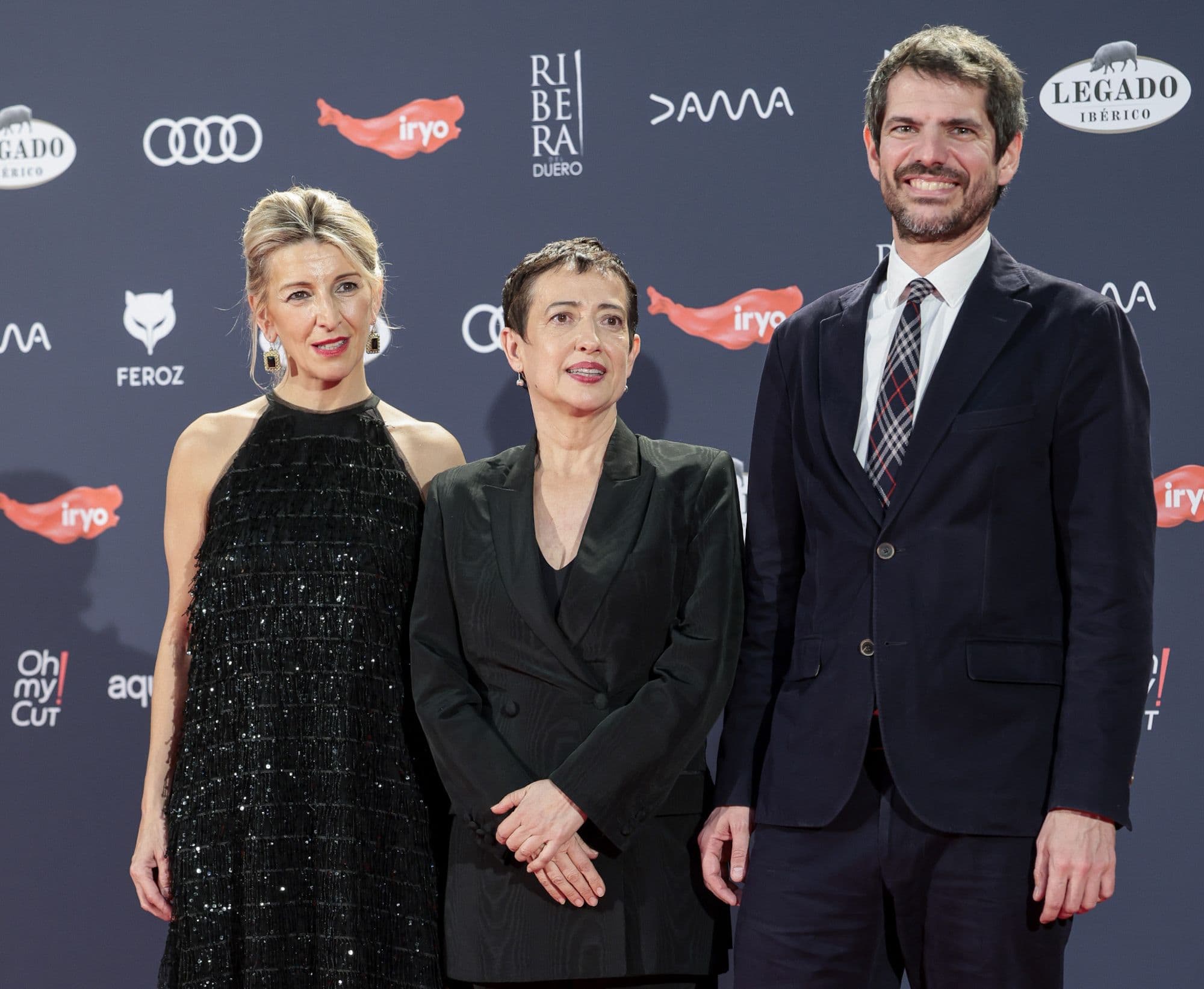 La ministra de Trabajo, Yolanda Díaz, la presidenta de la AICE, María Guerra, y el ministro de Cultura Ernest Urtasun en la alfombra de los Feroz