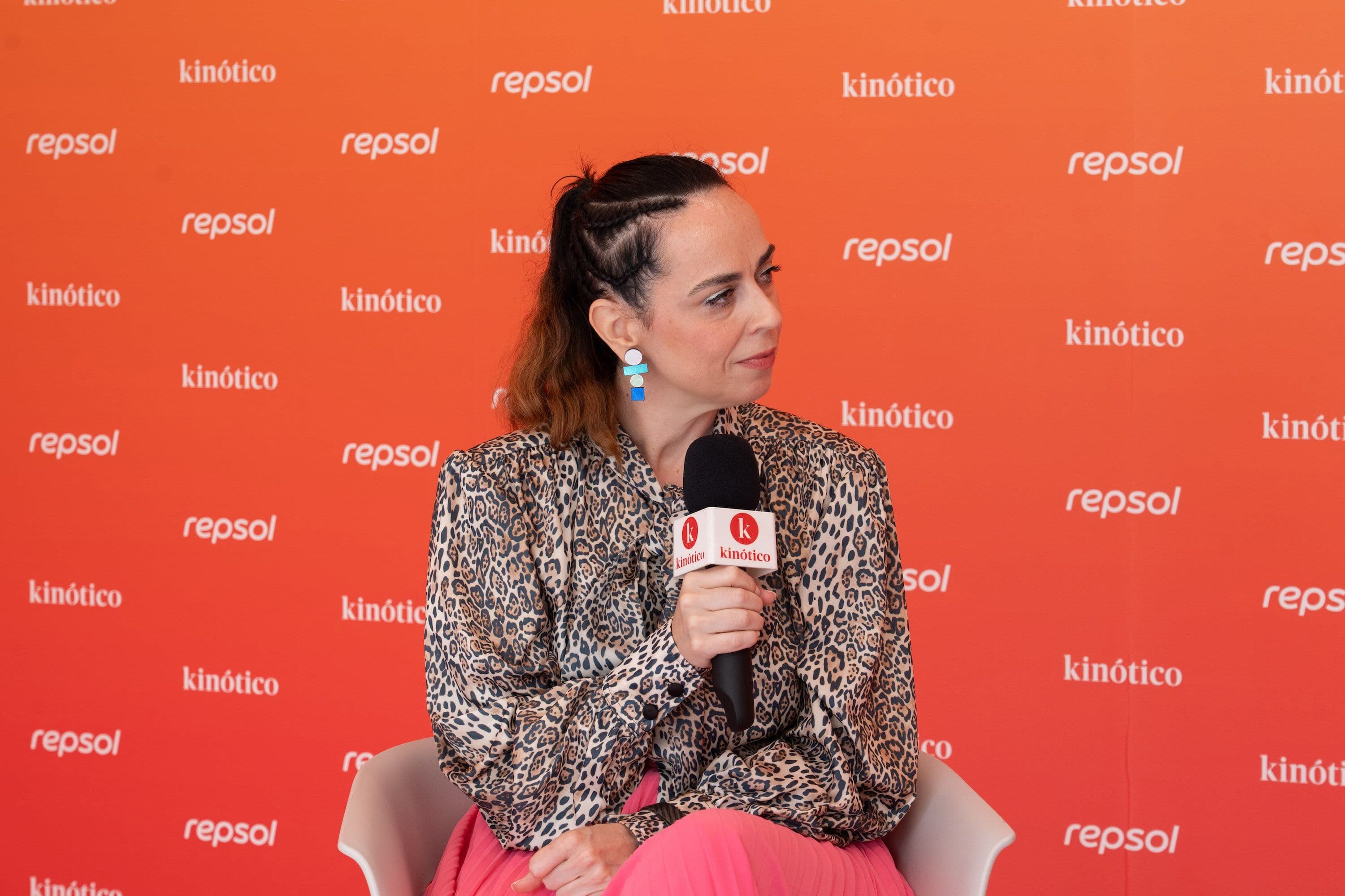 La compositora Zeltia Montes, a su paso por el set de Kinótico en el Festival de San Sebastián 2026