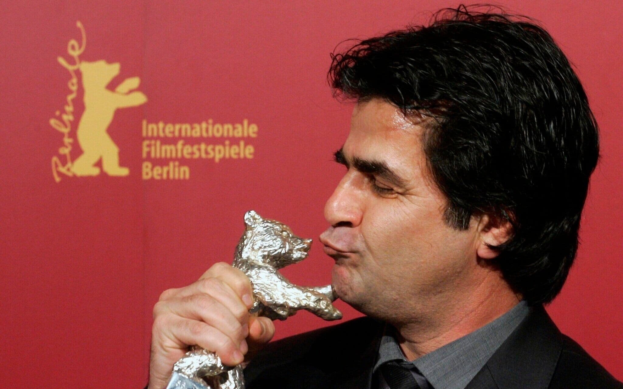 El director Jafar Panahi con el Oso de Oro del Festival de Berlín que ganó en 2015