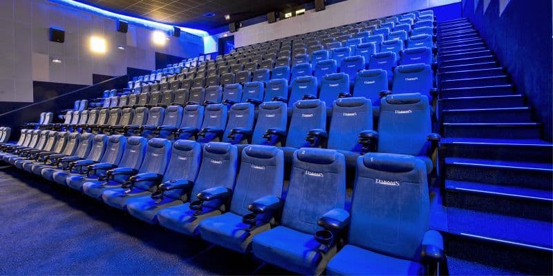 Butacas en una sala de cine vacía