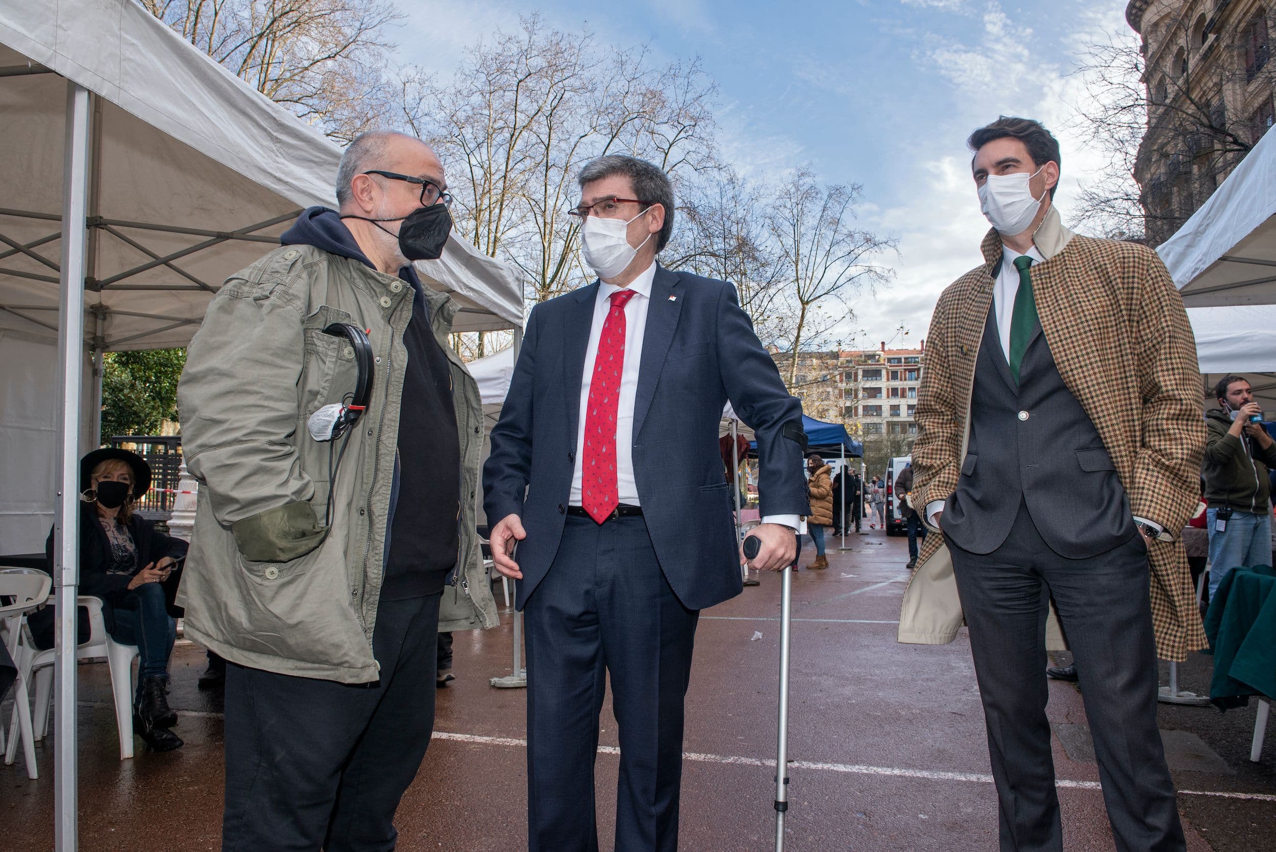 El alcalde de Bilbao Juan Mari Aburto (c) y el concejal Xabier Ochandiano (d) visitan el rodaje de 'El cuarto pasajero' y charlan con Álex de la Iglesia
