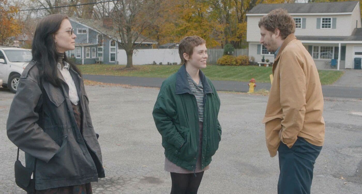 Fotografía promocional de ‘Vida adulta’, de Dustin Guy Defa, con Hannah Gross, Sophia Lillis y Michael Cera
