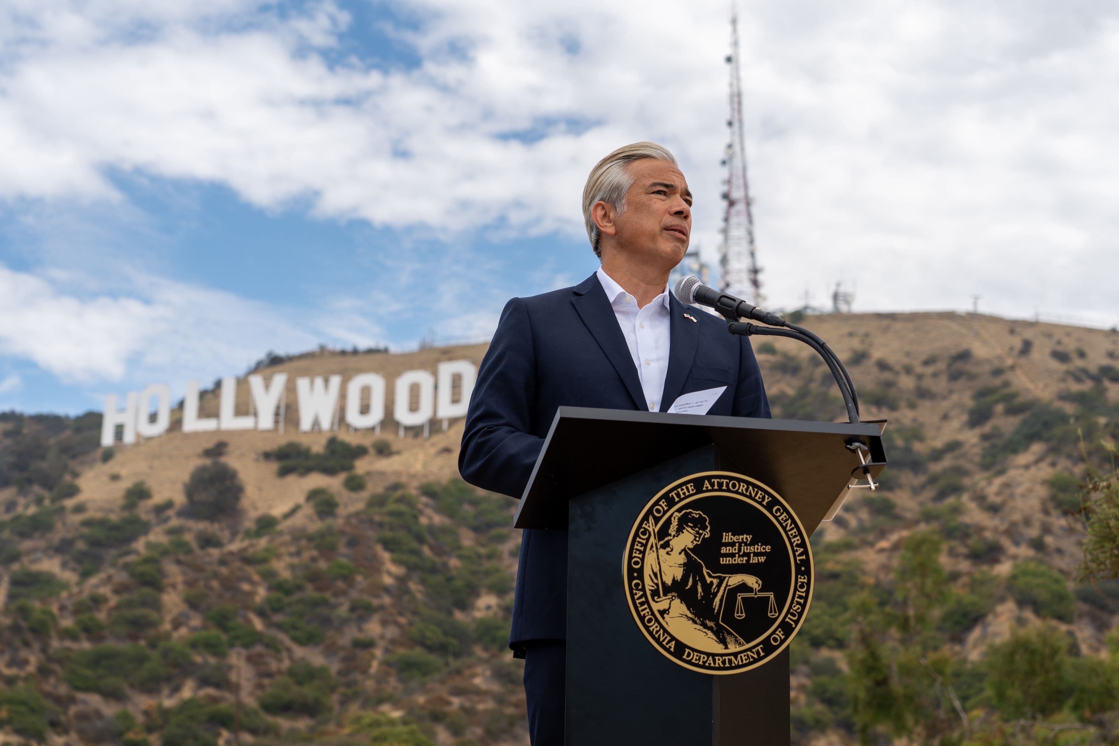 El fiscal general de California, Rob Bonta, durante la rueda de prensa de presentación de la demanda contra la fusión de Paramount Skydance y Warner Bros. Discovery en Los Angeles, en julio de 2026