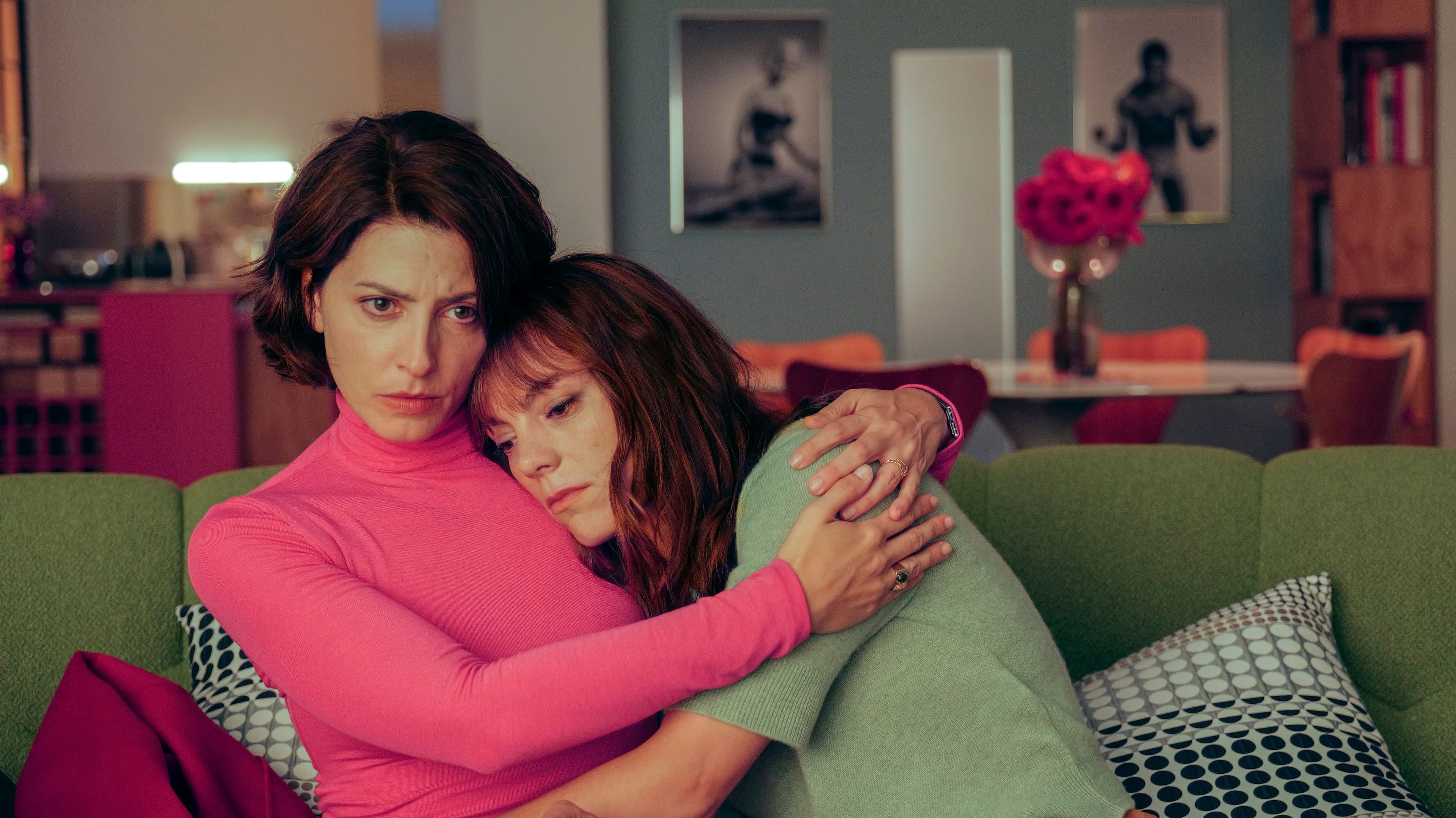Las actrices Bárbara Lennie y Victoria Luengo, en un fotograma promocional de la película 'Amarga Navidad', de Pedro Almodóvar