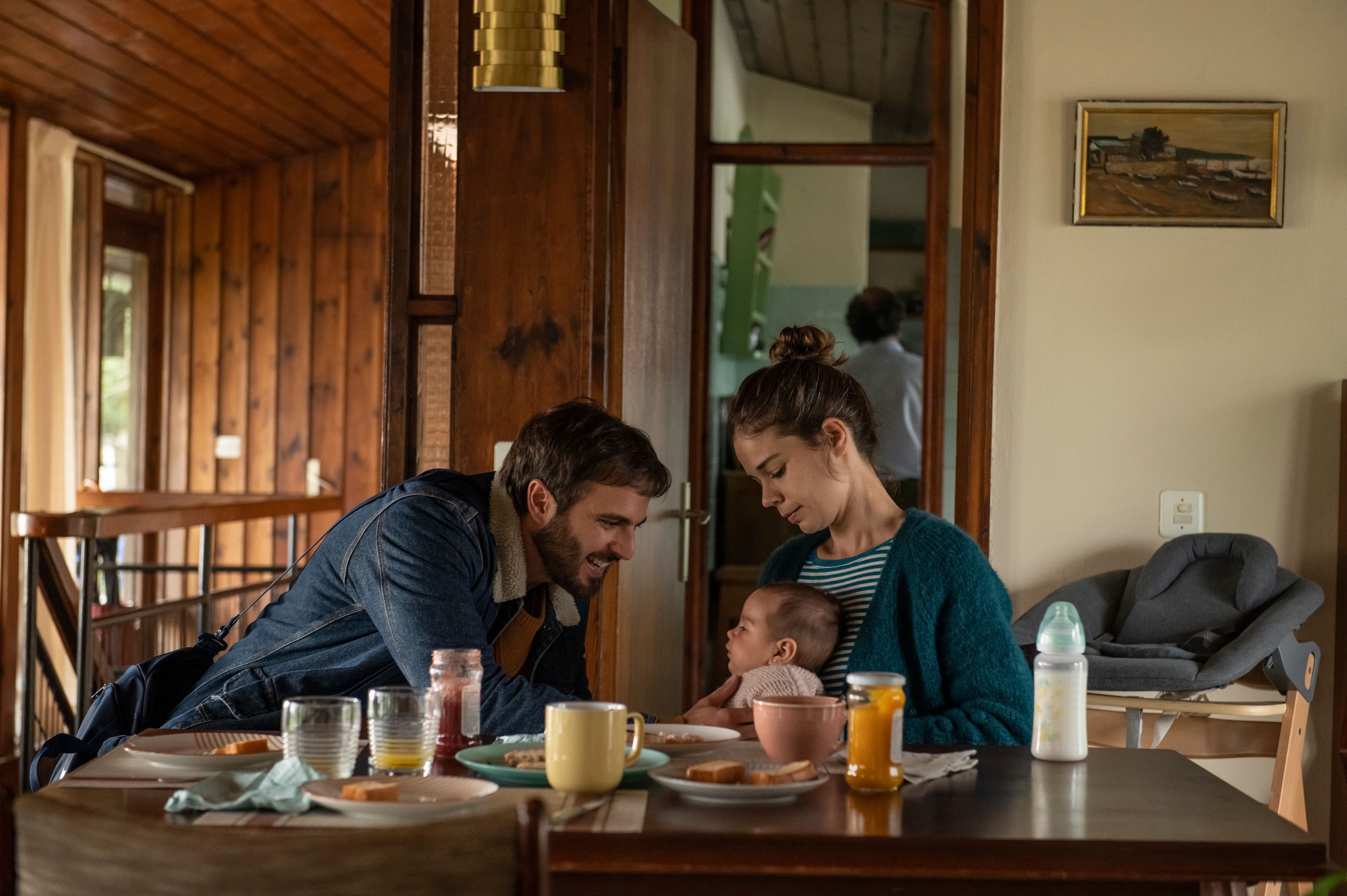 Mikel Bustamante y Laia Costa en una escena de 'Cinco lobitos'
