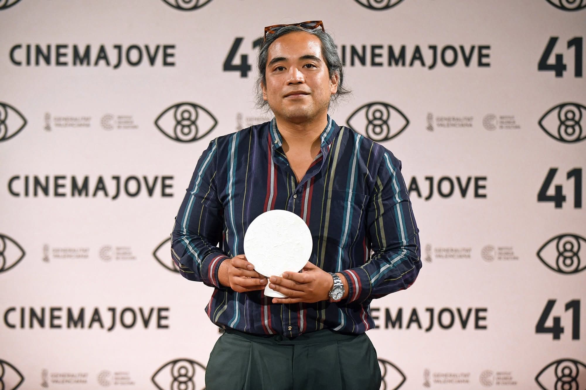 El cineasta Rafael Manuel posa con la Luna de València a la Mejor Película para 'Filipiñana', en el 41 Festival Cinema Jove