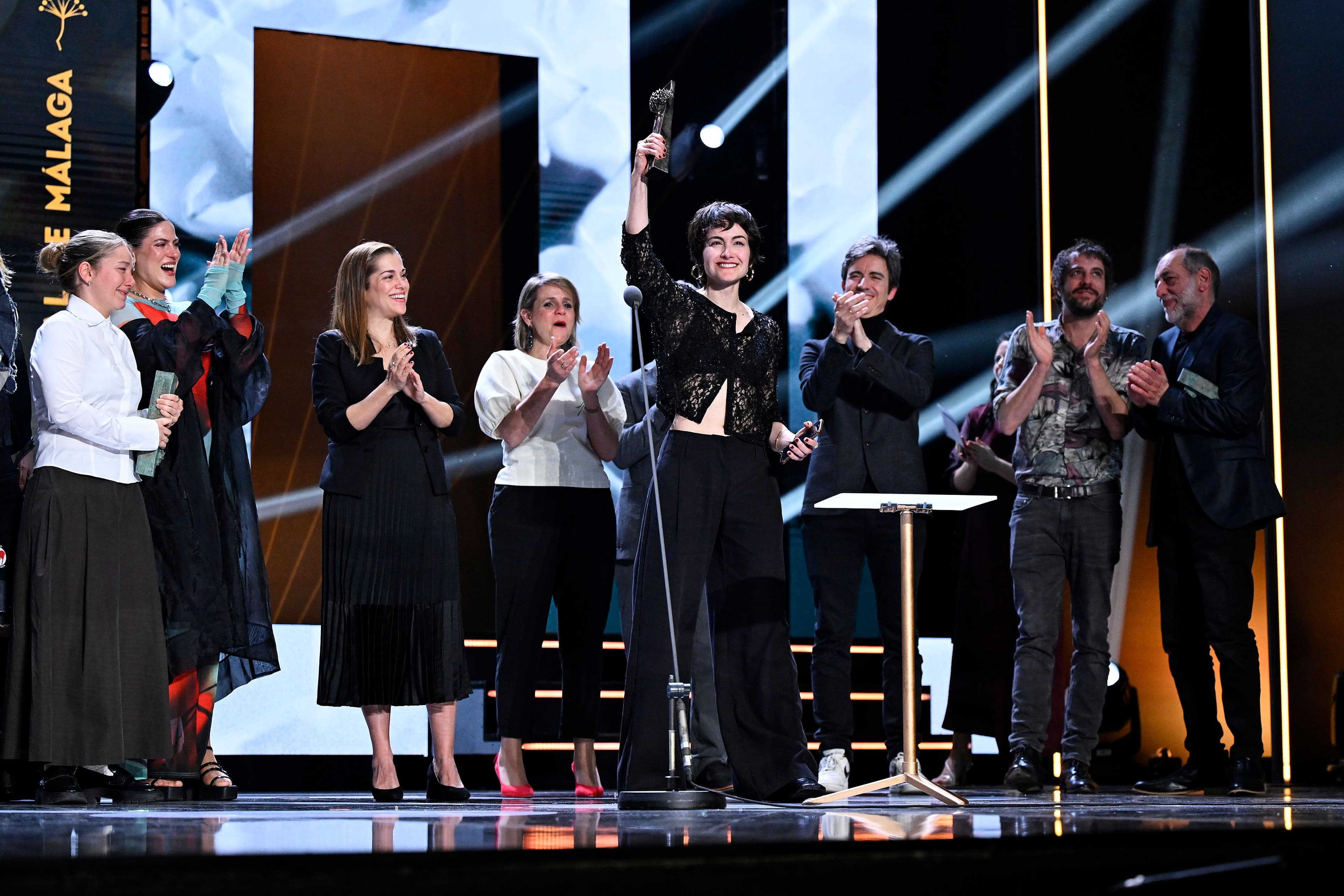 La directora Marta Matute, en presencia de su equipo, alza la Biznaga de Oro del 29 Festival de Málaga para su película 'Yo no moriré de amor'