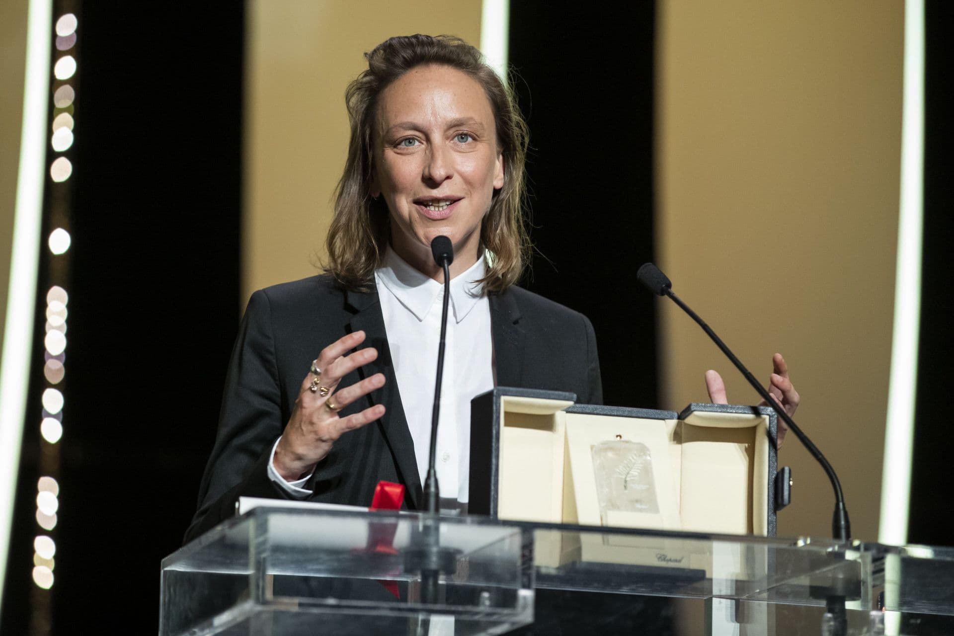 Céline Sciamma recoge el premio a Mejor Guion en Cannes por 'Retrato de una mujer en llamas'