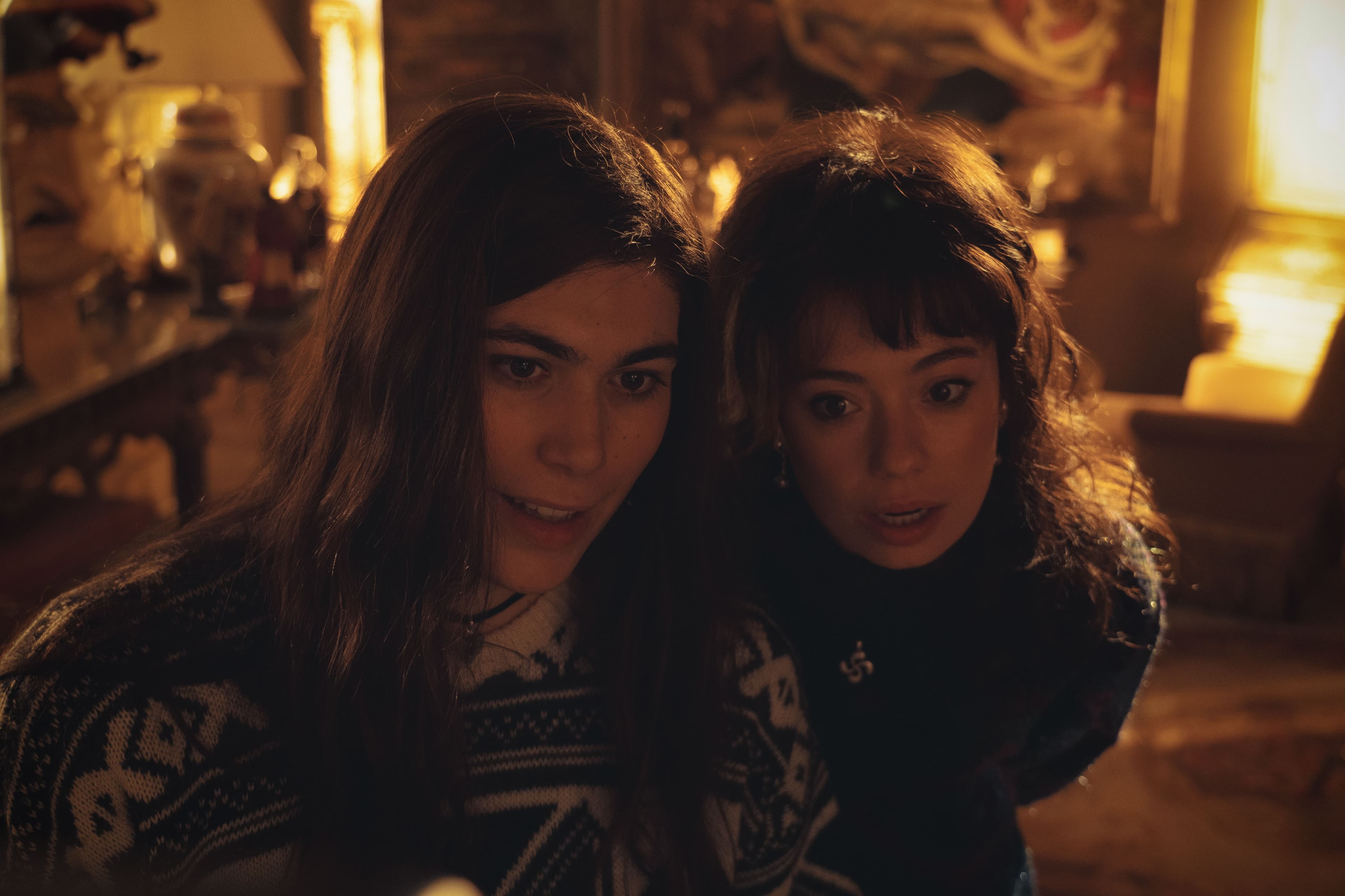 Elisabeth Martínez y Anna Castillo en un fotograma de 'Mi querida señorita'