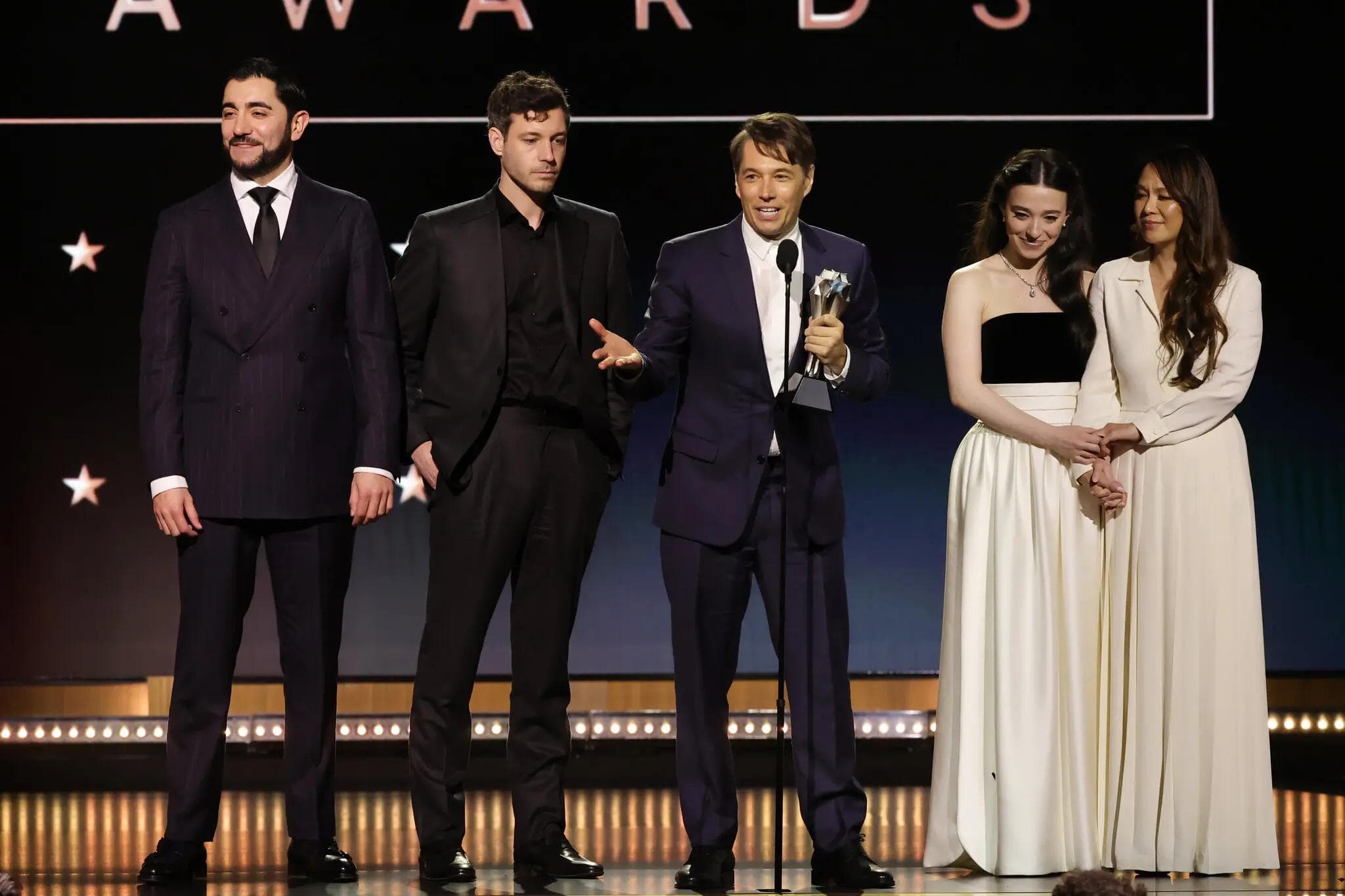 El equipo de 'Anora', con Sean Baker a la cabeza, celebra el Critics Choice Award 2025 a la Mejor Película