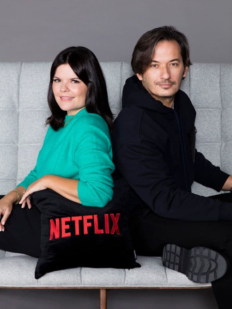 Laura Caballero y Alberto Caballero, en el posado para Netflix con el que anunciaron el rodaje de 'Machos alfa'