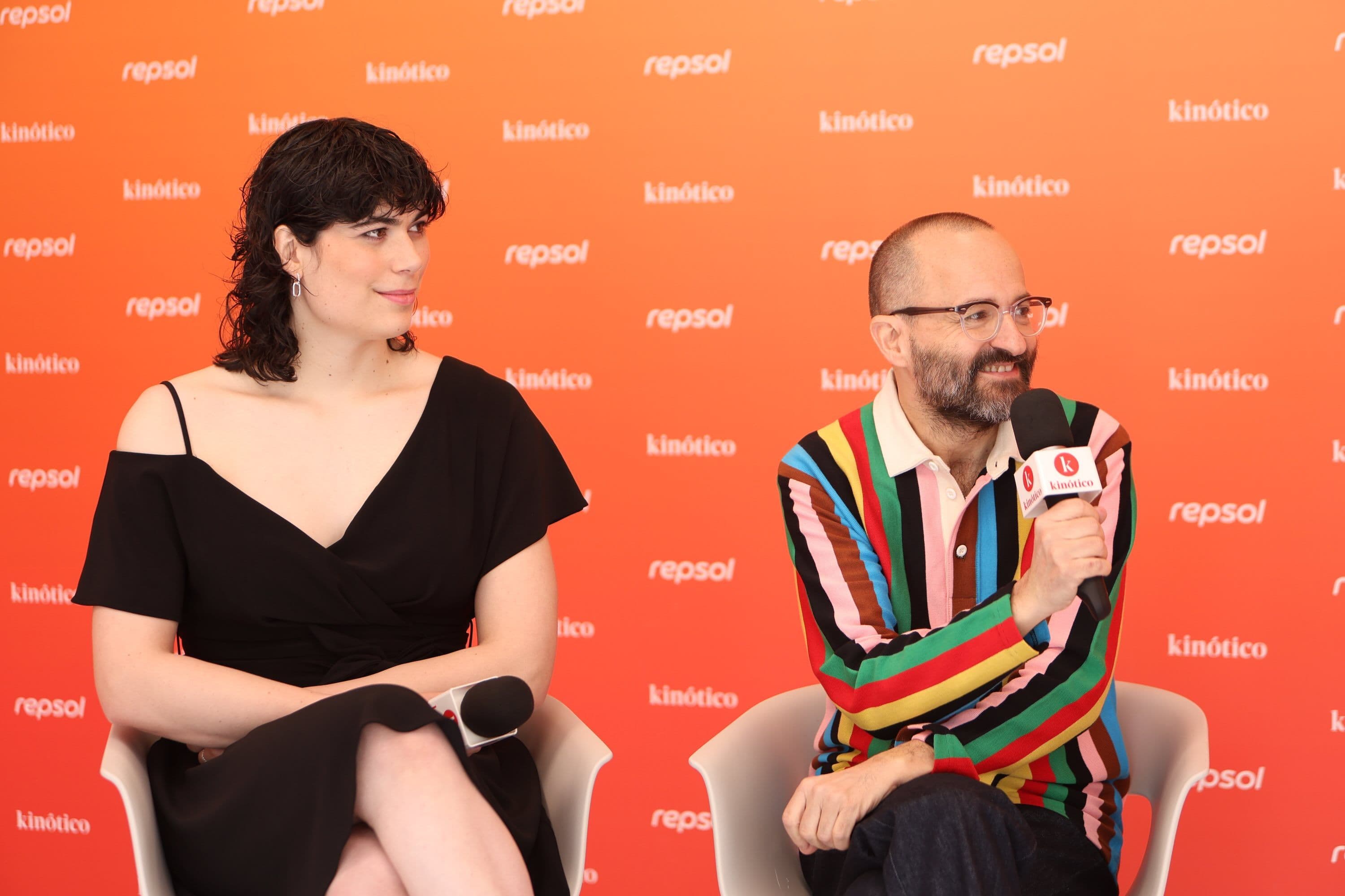 La actriz Elisabeth Martínez y el director Fernando González Molina presentan 'Mi querida señorita' en el set de Kinótico en Málaga, en marzo de 2026