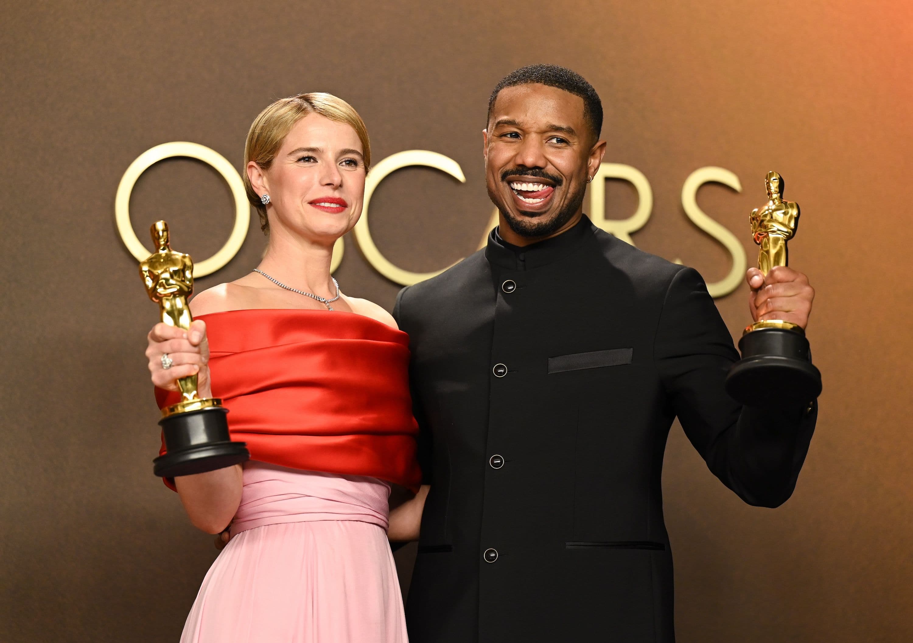 Los actores Jessie Buckley y Michael B. Jordan posan con sus Oscar 2026 por 'Hamnet' y 'Los pecadores' tras la ceremonia