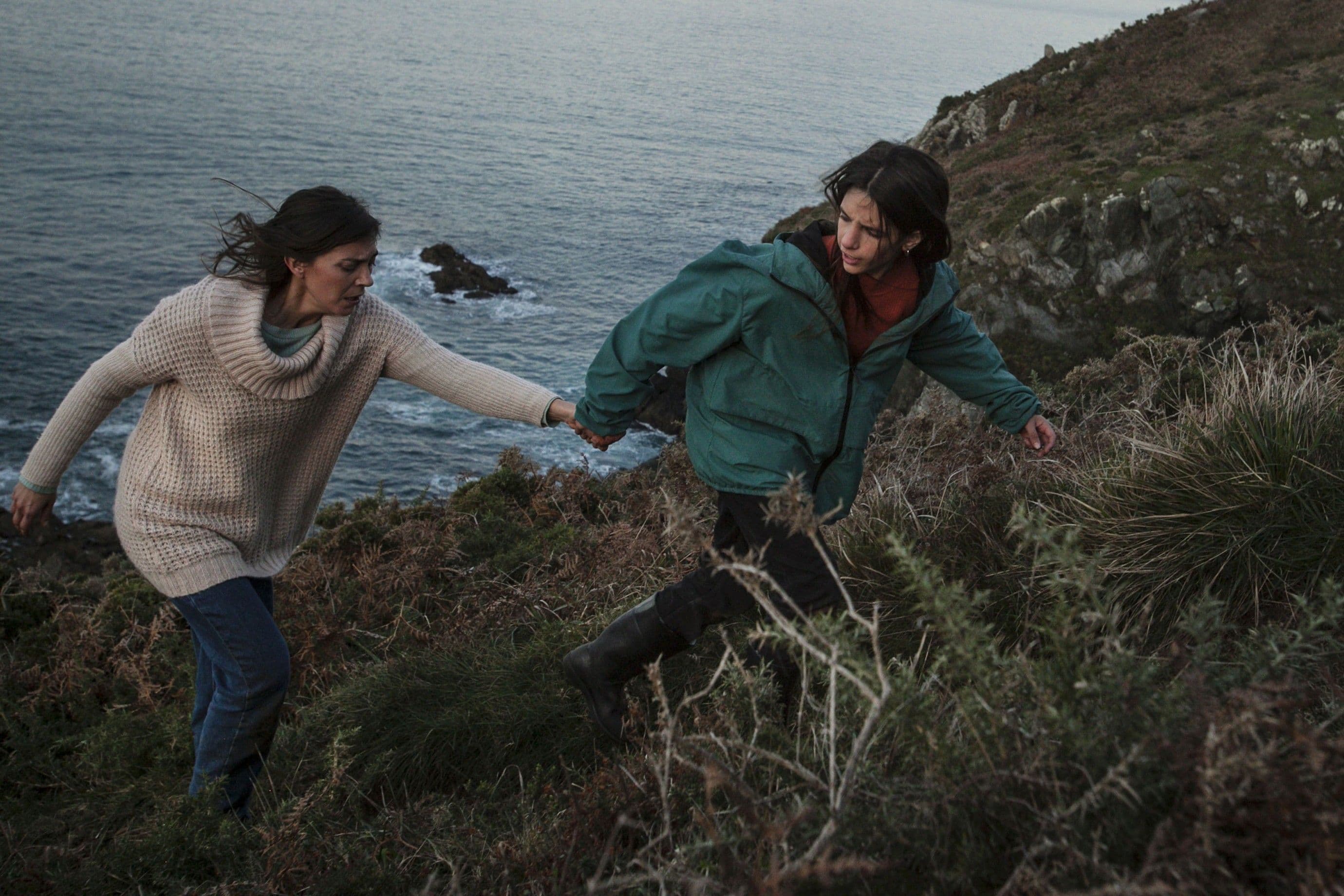 Fotograma promocional de la película 'Sica', de Carla Subirana, con las actrices Núria Prims y Thais García