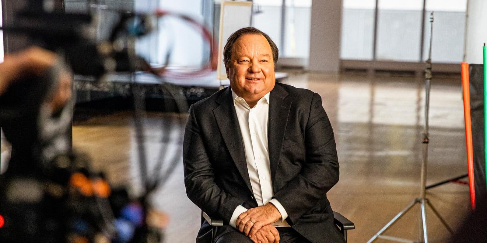 Posado de Bob Bakish, CEO de Paramount Global, durante una entrevista