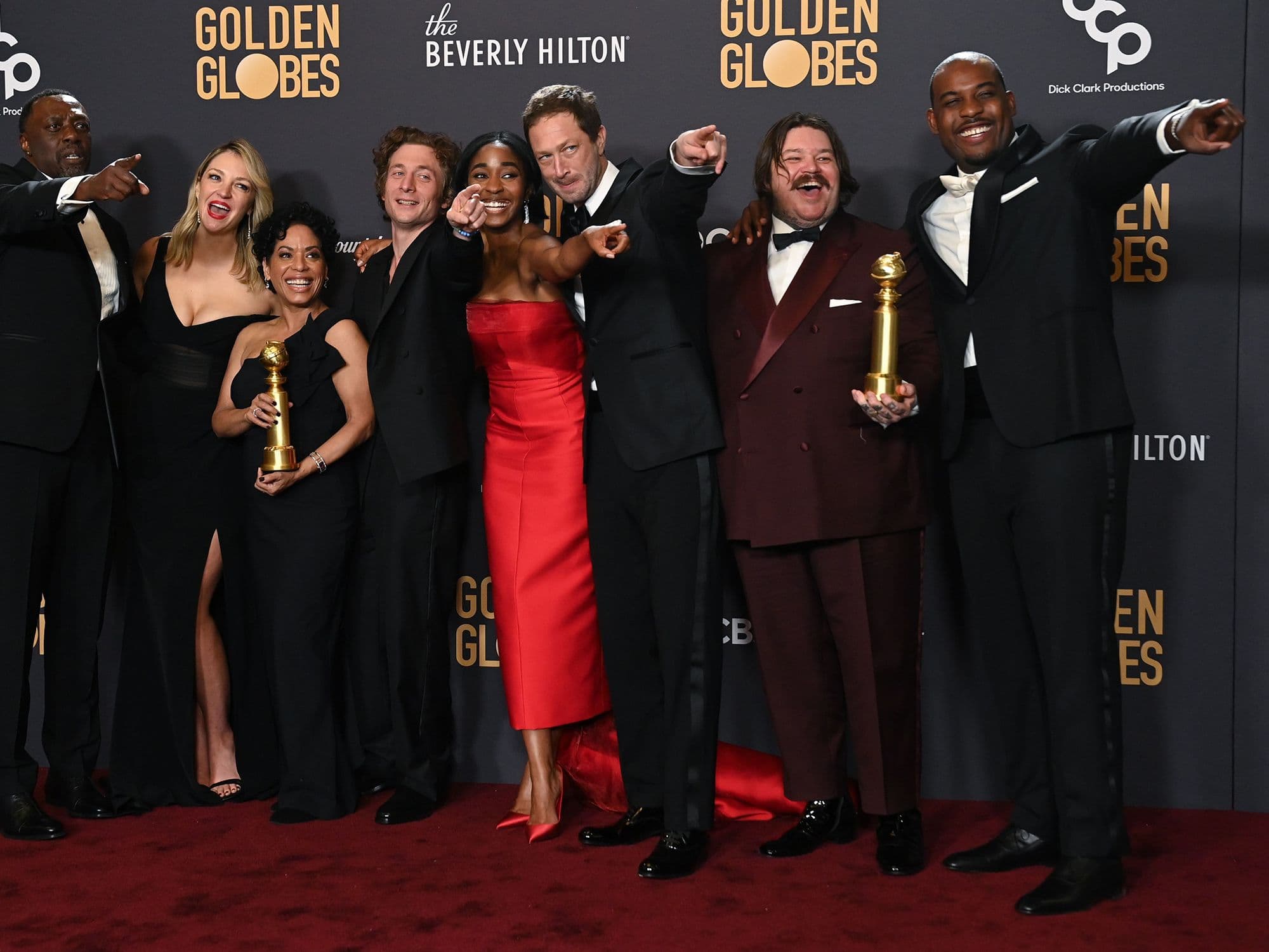 Fotografía del reparto de la serie 'The Bear' posando con el Globo de Oro como Mejor Serie musical o comedia