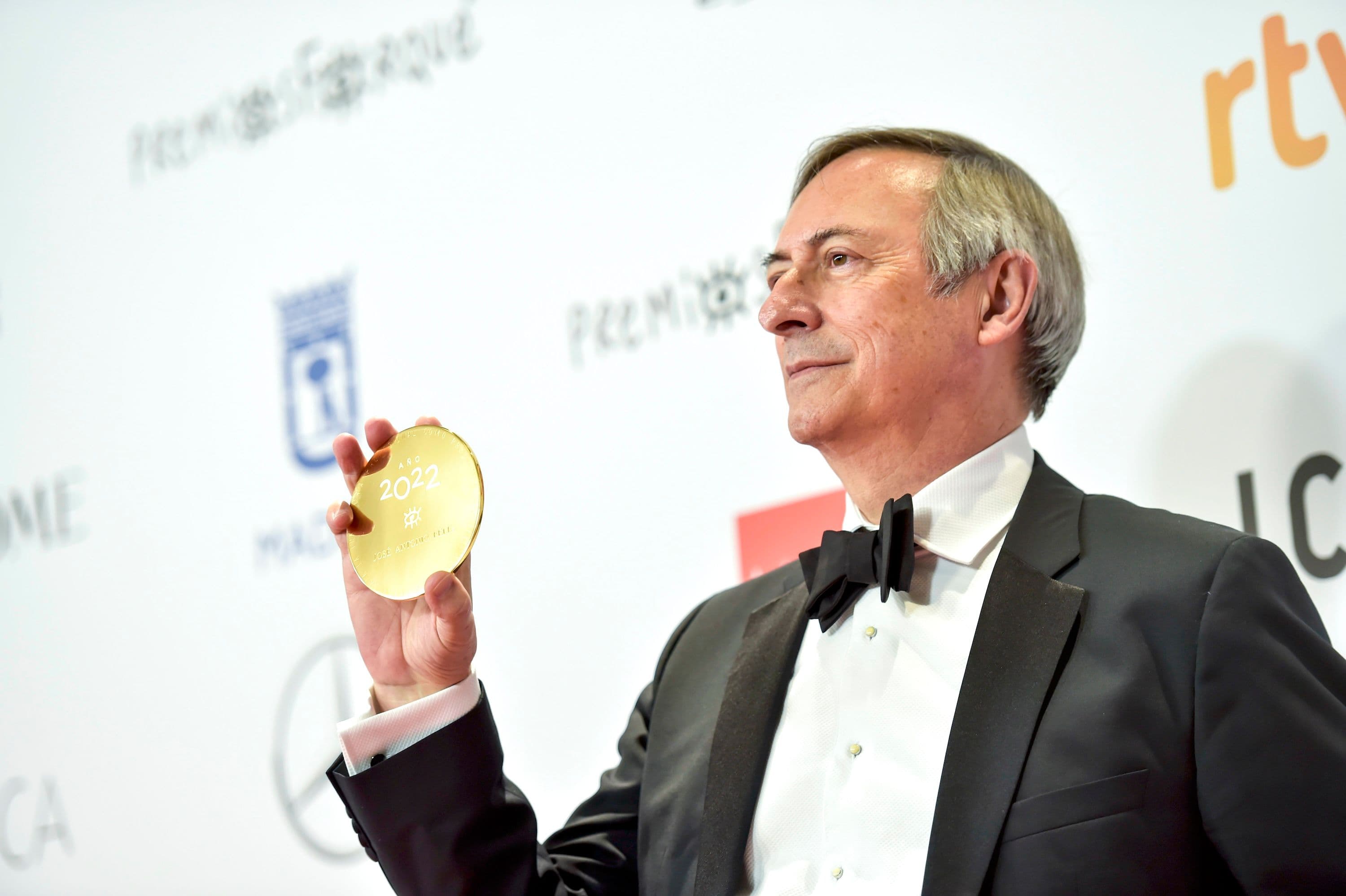 El productor José Antonio Félez posa en el photocall de los Premios Forqué 2021 con la Medalla de Oro concedida por EGEDA