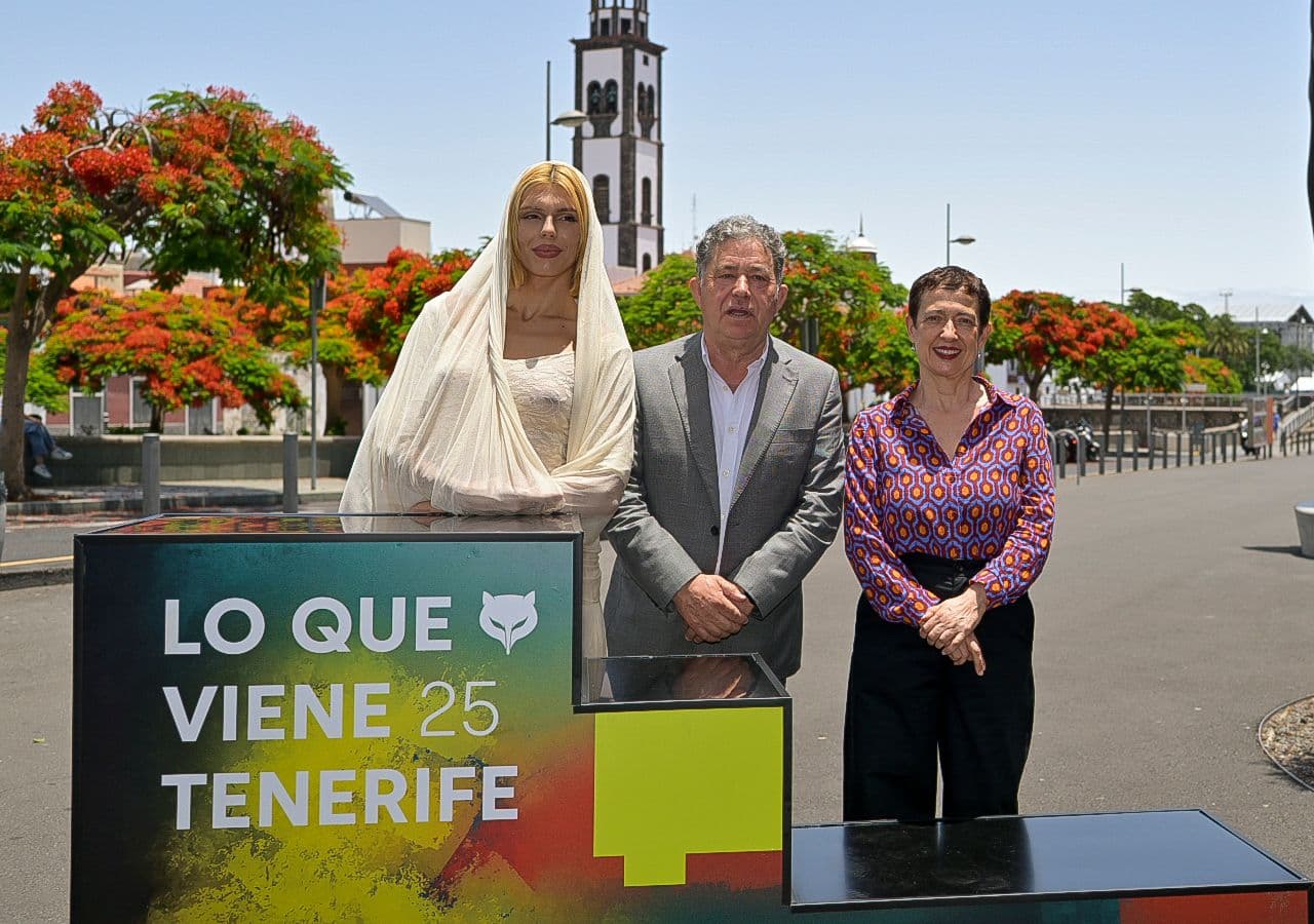Samantha Hudson, Miguel Anxo Fernández Lores y María Guerra posan desde el festival de Lo que viene en Santa Cruz de Tenerife