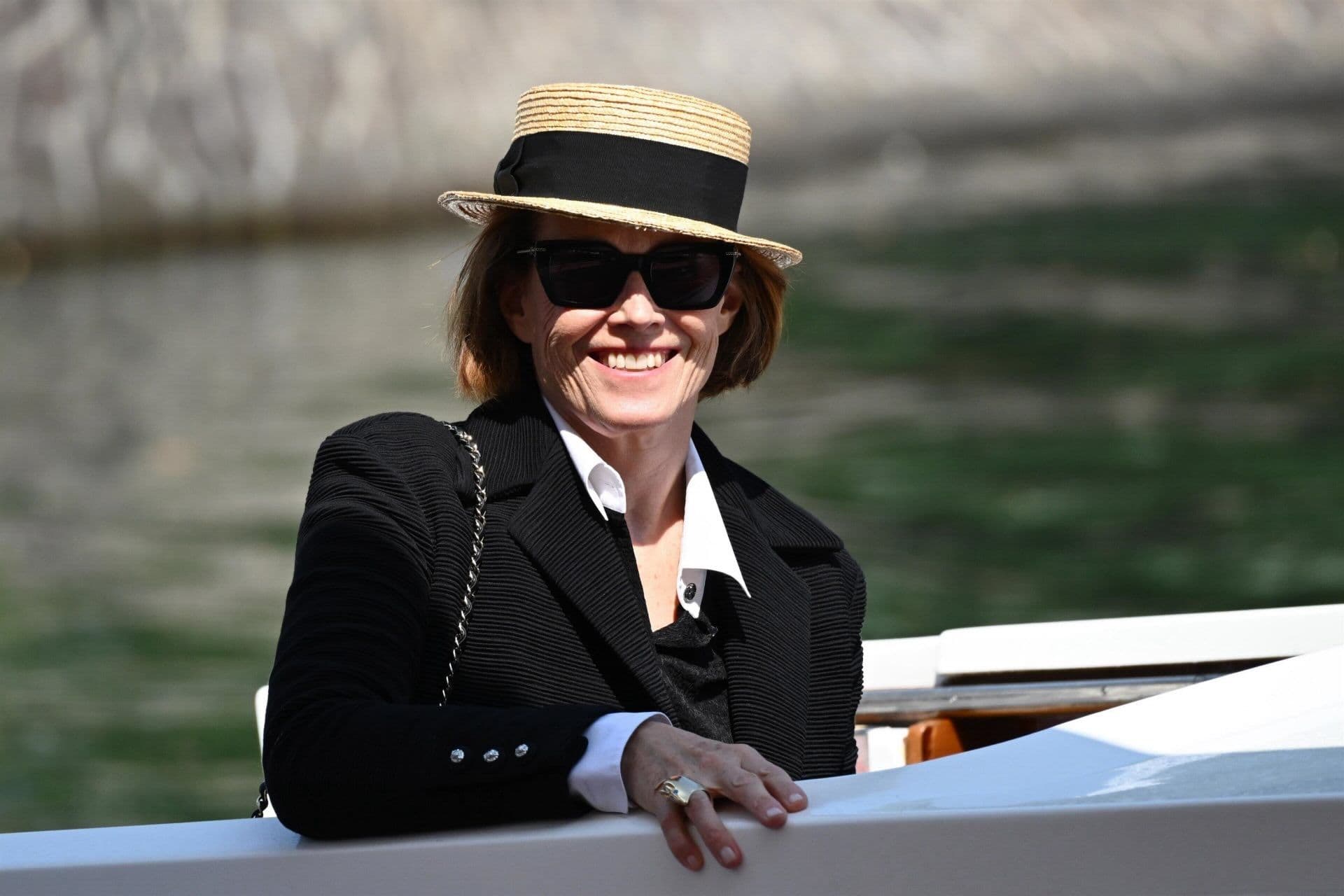 Sigourney Weaver llega en vaporetto al Lido, donde recibirá el León de Oro en reconocimiento a su trayectoria