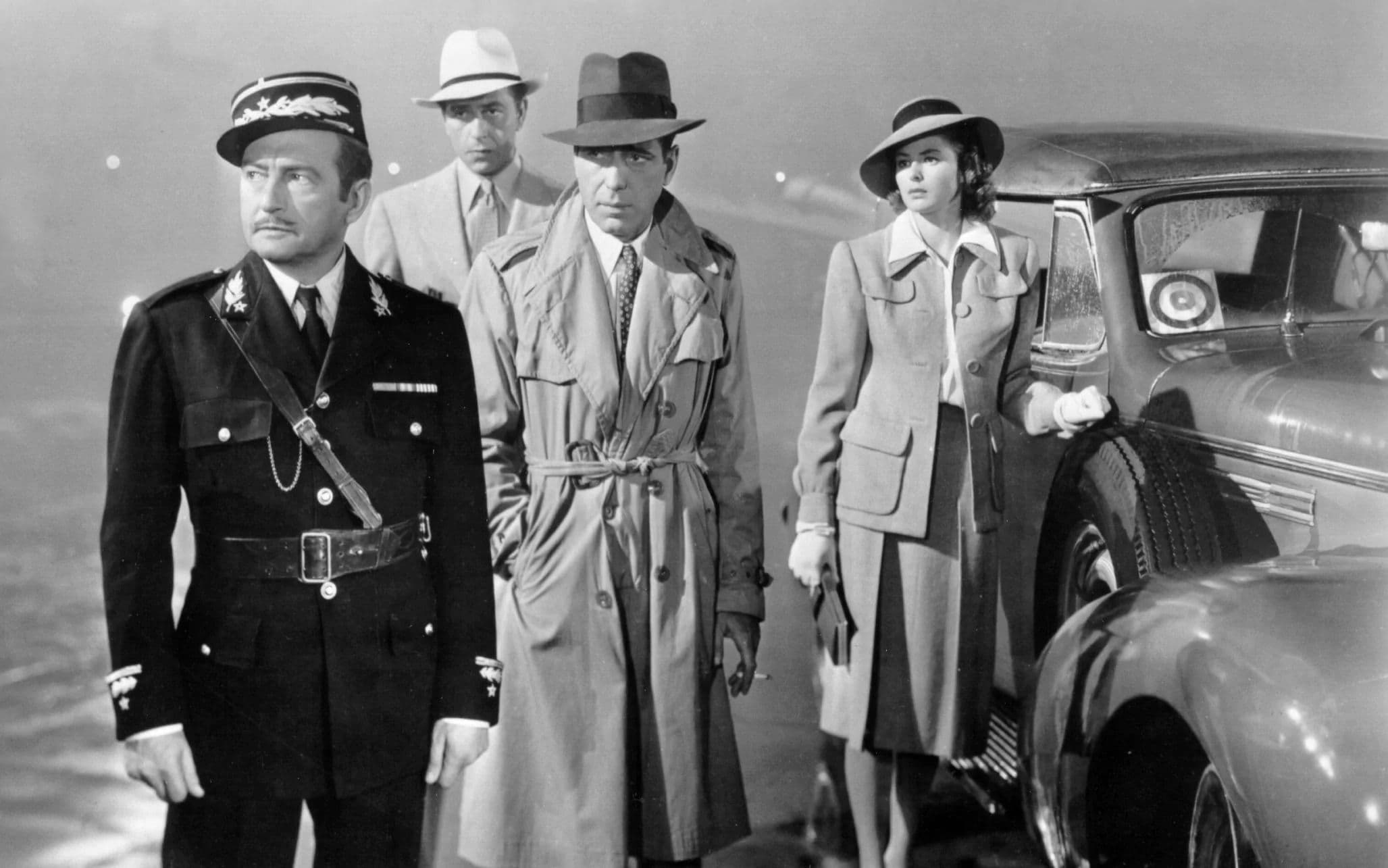 Los actores Claude Rains (i), Paul Henreid, Humphrey Bogart e Ingrid Bergman (d), en la mítica escena del aeropuerto de 'Casablanca'
