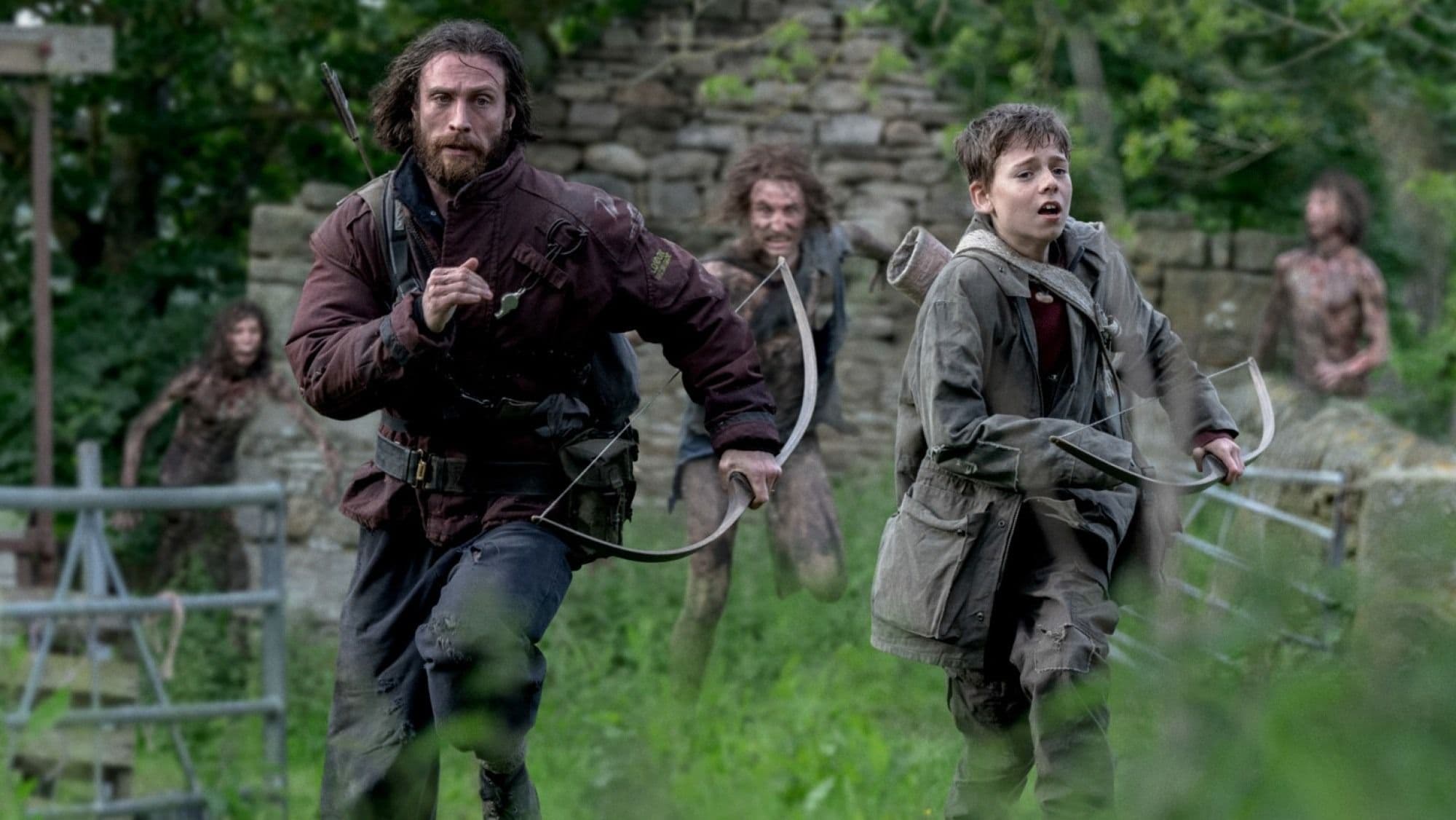Aaron Taylor-Johnson y Alfie Williams en un fotograma de '28 años después'