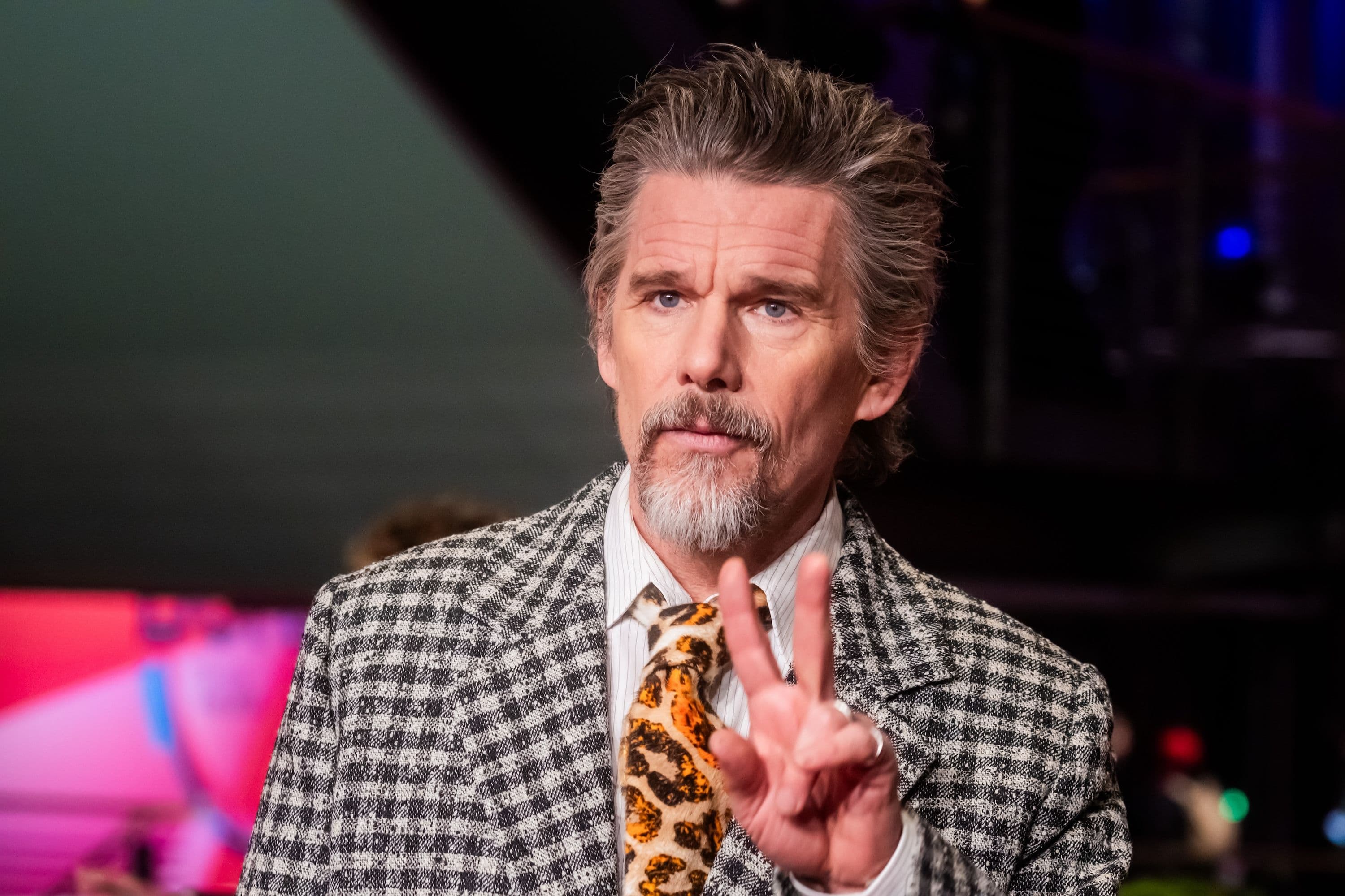 El actor Ethan Hawke, a su paso por la alfombra roja de la Berlinale 2025 para presentar 'Blue Moon'