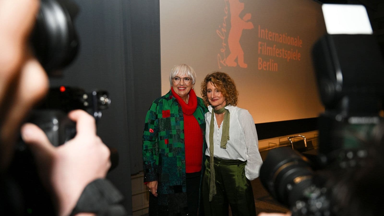 La nueva directora de la Berlinale, Tricia Tuttle, posa con la ministra de Cultura Claudia Roth tras su presentación