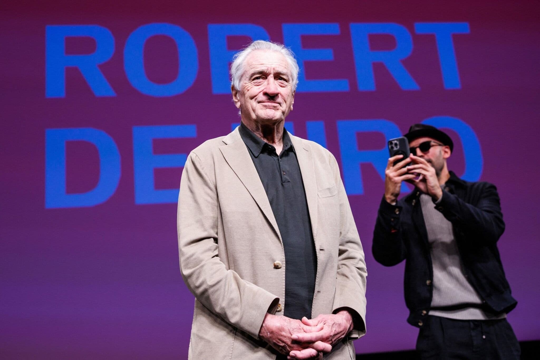 El actor Robert De Niro durante su conversación con el artista JR en el Festival de Cannes 2025