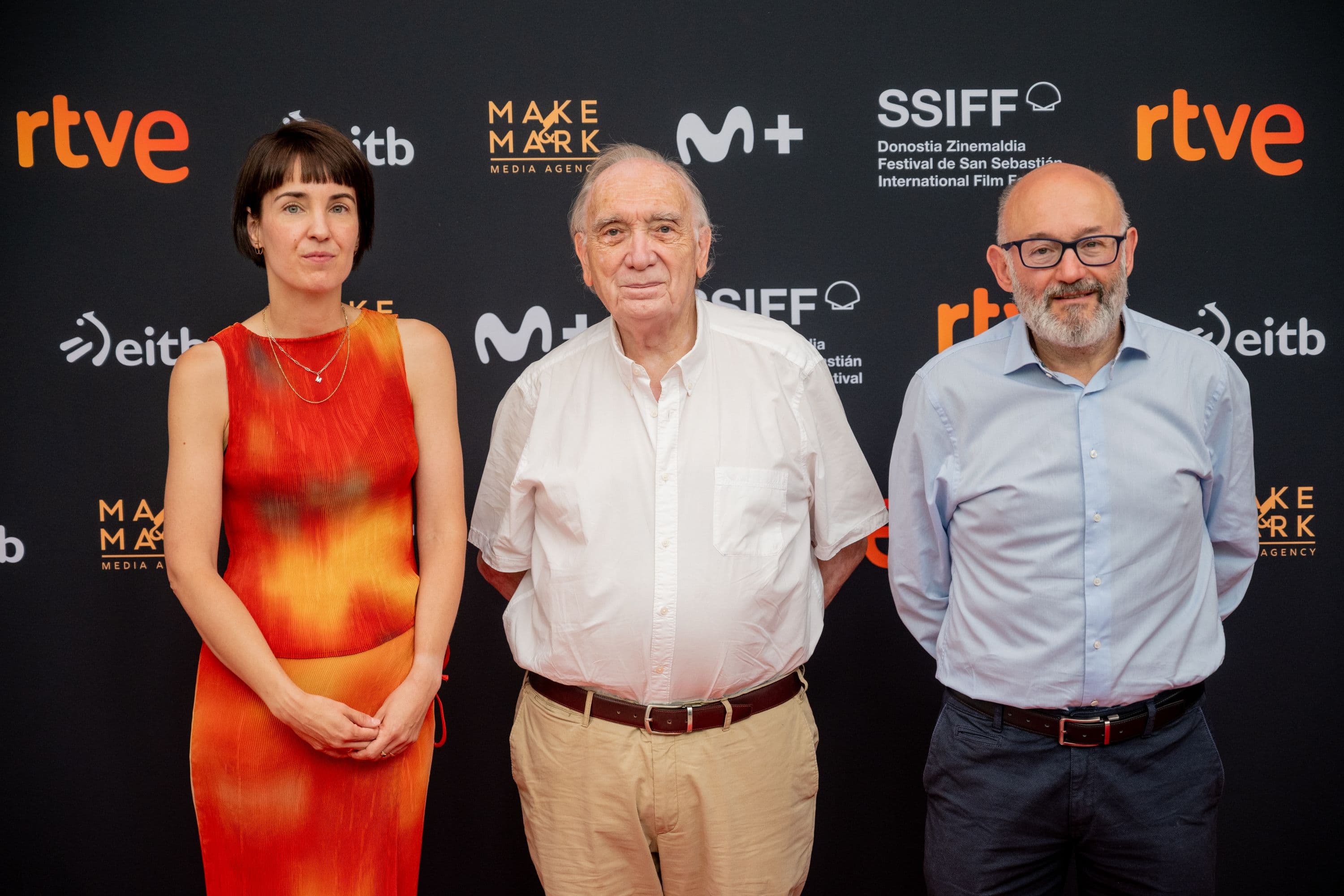 José Luis Rebordinos, director del Festival de San Sebastián; Maialen Beloki, subdirectora; y Fernando Mendez Leite, presidente de la Academia de Cine, posan en el acto para anunciar la programación de cine español en la edición 74 de Zinemaldia en Madrid, en julio de 2026